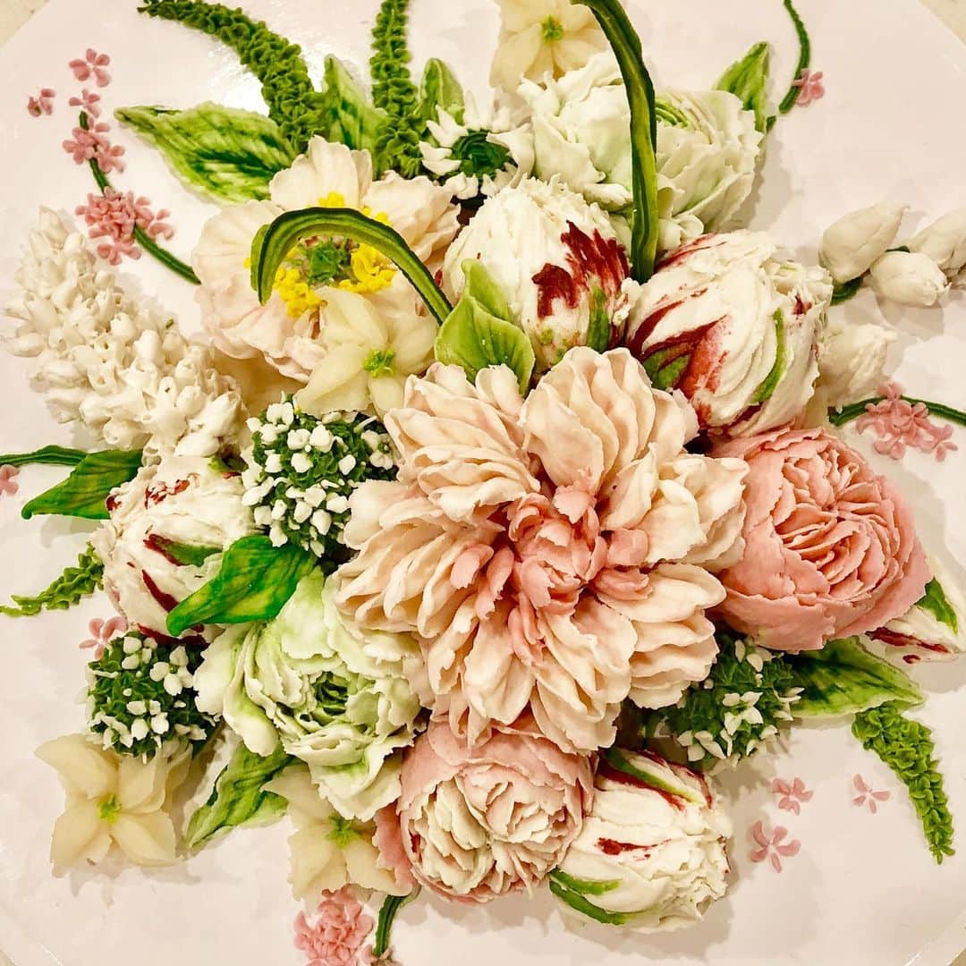mycoのインスタグラム：「あんこのケーキです🎂 お花や茎や枝は餡子で絞ってます💐 芍薬つぼみの花びらの色がグラデーションを教えてもらいました😍  なんだか眠れず。 おやすみなさいませ。  #cake #flowercake」