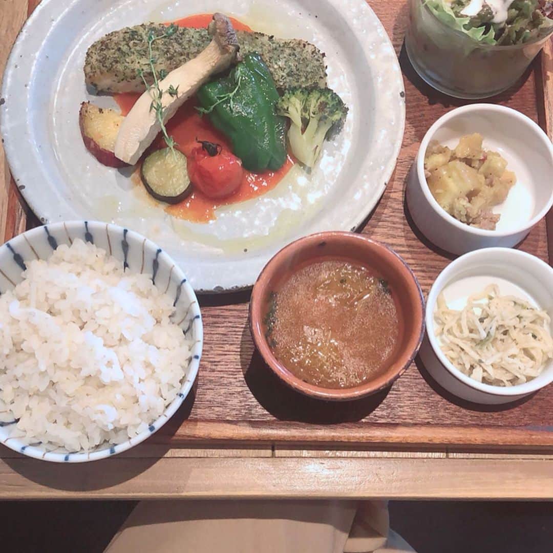 いのうえです。さんのインスタグラム写真 - (いのうえです。Instagram)「ㅤㅤㅤㅤㅤㅤㅤㅤㅤㅤㅤㅤㅤ 実家に帰ってました☺️ 名古屋の方が東京より暑かった ㅤㅤㅤㅤㅤㅤㅤㅤㅤㅤㅤㅤㅤ きょうは大学の頃のともだちと 名古屋のカフェ巡りをする つもりで何件か調べてたんだけど... 行くとこ行くとこ定休日で😂(3件連続。) 全然巡れないまま時間がなくなりました ㅤㅤㅤㅤㅤㅤㅤㅤㅤㅤㅤㅤㅤ 📍cafe double #豊田市カフェ 私は魚のランチセットにしたのだけど 友達が食べてたお肉の方も美味しそうだった お店の中も外も好きな雰囲気でした🌿 ㅤㅤㅤㅤㅤㅤㅤㅤㅤㅤㅤㅤㅤ 📍資生堂パーラー #ゲートタワー 意外と行ったことなかった！ 甘いもの食べたいねってなって 絶対間違いなく美味しそうだよねって なりまして♥メロンのパフェと ブドウのパフェ美味しすぎた🤤 ㅤㅤㅤㅤㅤㅤㅤㅤㅤㅤㅤㅤㅤ また帰ったときにリベンジしよっと  久しぶりに名古屋の友達に 会えて嬉し楽しい3日間でした 遊んでくれたみんなありがとう☺️🙏🏻 ㅤㅤㅤㅤㅤㅤㅤㅤㅤㅤㅤㅤㅤ #名古屋カフェ#名古屋カフェ巡り #カフェ巡り#パフェ#豊田カフェ #資生堂パーラー#Caffedouble #mao_tabelogu」9月10日 1時07分 - i_mao__