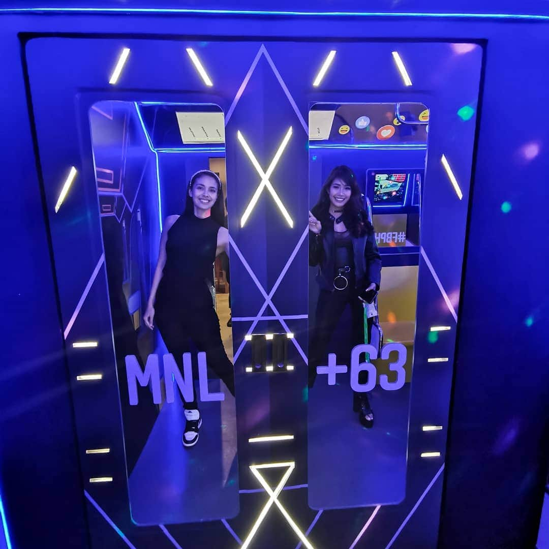 ミーガン・ヤングさんのインスタグラム写真 - (ミーガン・ヤングInstagram)「My new favorite karaoke place is in Facebook's Manila office 🎤😁 visited with @myrtlegail and @rumbleroyaleph today 👍 what do you hope to see on the stream? What games do you want me to try out?」9月10日 1時08分 - meganbata