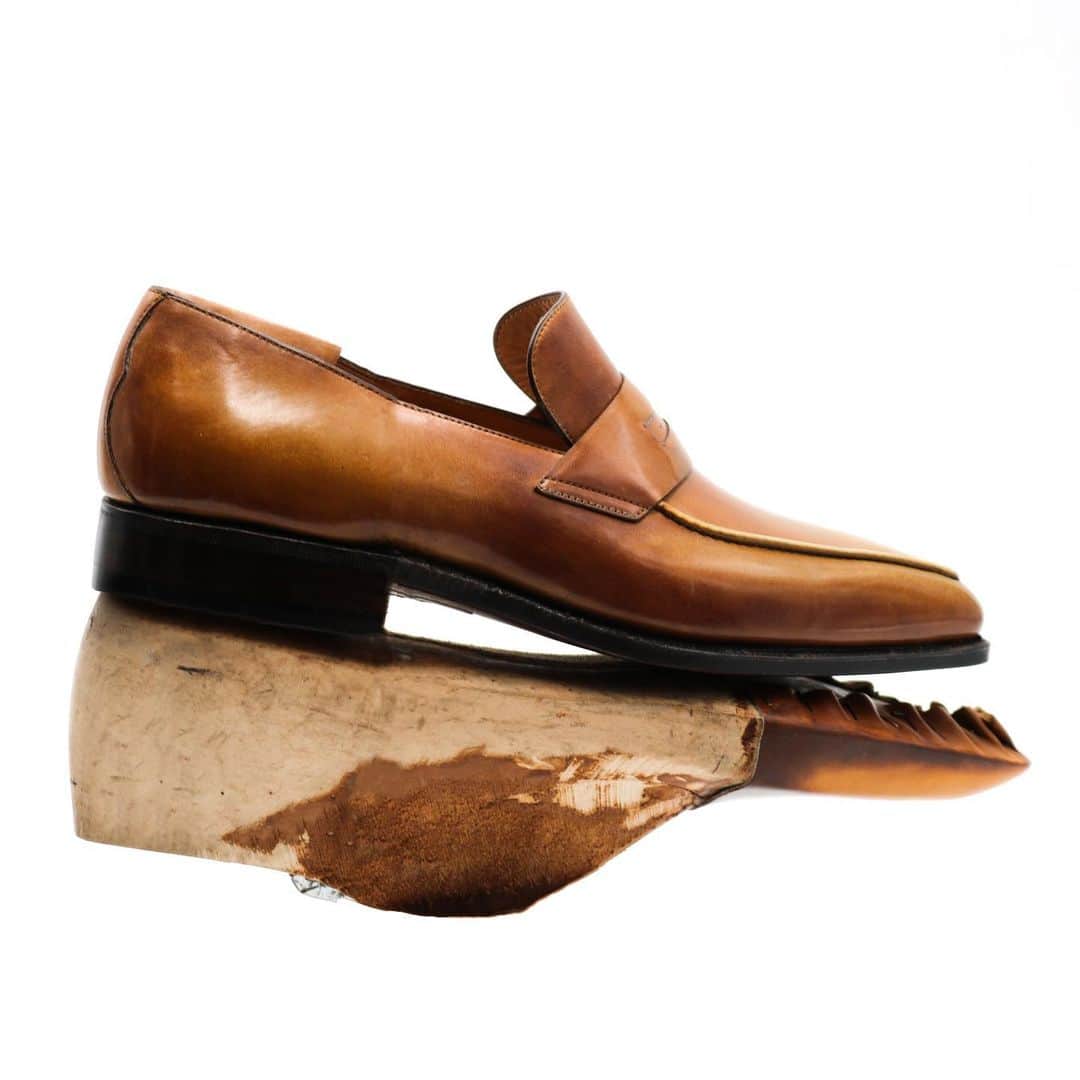 コルテさんのインスタグラム写真 - (コルテInstagram)「The last is a shoemaker’s foundation. Corthay last shapes are carefully designed to guarantee the best comfort. • • #Corthay #Paris #TheFinestShoes  #Yawl #LaCouleurCestCorthay」9月10日 1時08分 - maison_corthay