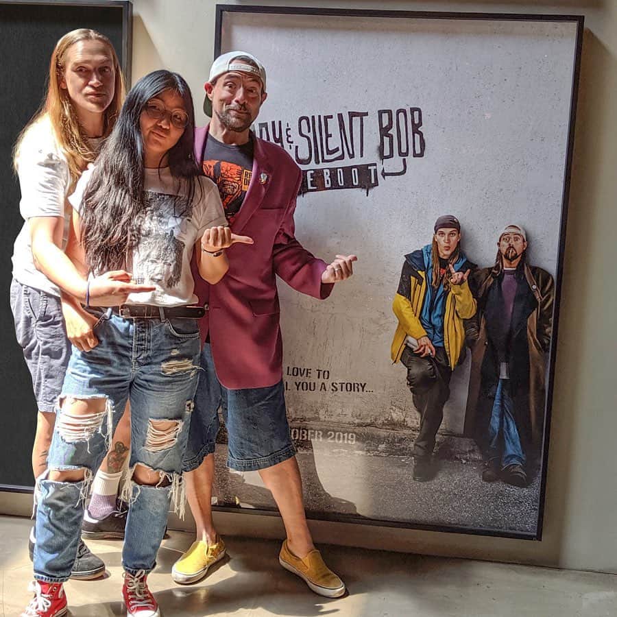 ケヴィン・スミスのインスタグラム：「This is @cowboyepic - the artist from @wearebond who designed our teaser poster for @jayandsilentbob Reboot! Like many unsung heroes in movie marketing, Kei has the seemingly impossible job of distilling an entire motion picture down to a single image. We liked her vision of #JayAndSilentBobReboot so much, we decided to deploy it as the opening salvo in our box office battle for your buck! This is the face of another fine filmmaker who helped me make my movie! Many thanks, Kei! Tomorrow, I’ll show you a new bit of @wearebond brilliance when I unveil the first of two amazing official posters for Reboot, as well as announce the next lineup of cities we’re adding to the #jayandsilentbob Reboot Roadshow Tour!!! Get your tickets to one of those shows or the @fathomevents sneak previews on Oct 15th and 17th at the link in my bio! #KevinSmith #JasonMewes #wearebond #movies #moviemarketing #marketing #movieposter #sabanfilms」