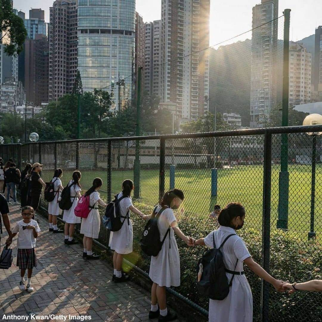 ABC Newsさんのインスタグラム写真 - (ABC NewsInstagram)「Holding hands, students show their support for pro-democracy protests in Hong Kong. #hongkong #china #protest #students」9月10日 1時25分 - abcnews