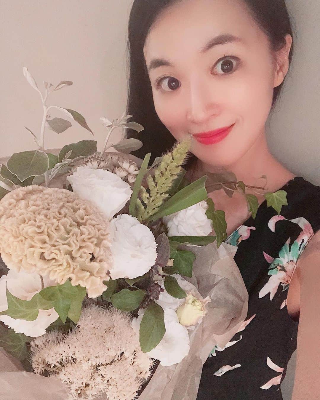 カン・ハンナさんのインスタグラム写真 - (カン・ハンナInstagram)「.﻿ ﻿ ﻿ 友達がいることは本当に嬉しいこと💗 ﻿ ﻿ ﻿ 2人の仲良しの友達が「センイル チュカヘ」と韓国語でお祝いの言葉をくれました。可愛かったぁ😍 そして綺麗な花束とプレゼントもありがとう✨ ﻿ ﻿ ﻿ 忘れられない１日になりました💕 ﻿ ﻿ ﻿ ﻿ ﻿ ﻿ #お祝い #ありがとう #嬉しい ﻿ #花束 #お花大好き #センイルチュカヘ ﻿ #感動 #thanks #myfriends #happiness ﻿ ﻿ ﻿ ﻿ ﻿」9月10日 1時36分 - kang_hanna_jp
