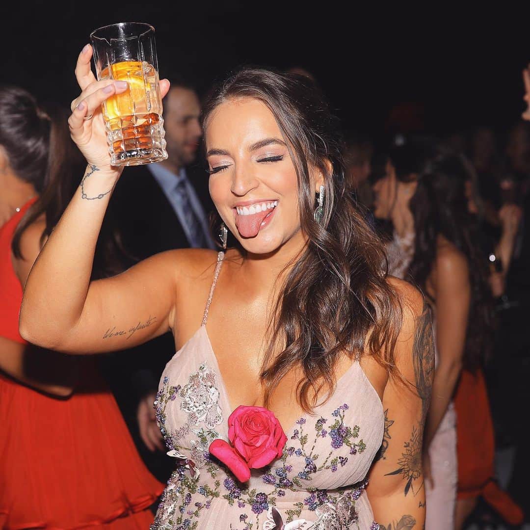 Bruna Unzuetaのインスタグラム：「Um brinde a essa semana que ta só começandooooo! 🌸😂😂 #casamentocavan」