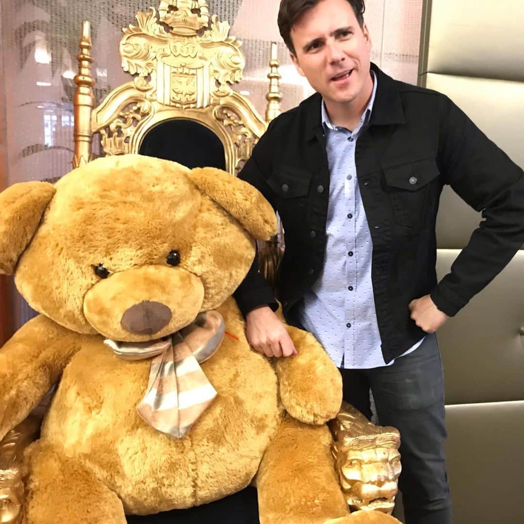 ジム・アドキンスのインスタグラム：「Enough about me. What do you think about me.」
