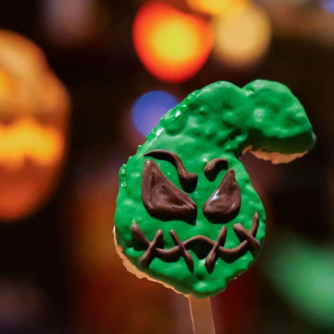Disneyさんのインスタグラム写真 - (DisneyInstagram)「Tricks are fine, but treats like these are sublime. 🎃 Discover the eerie eats of Halloween at @Disneyland today.」9月10日 1時59分 - disney