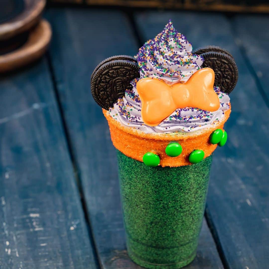 Disneyさんのインスタグラム写真 - (DisneyInstagram)「Tricks are fine, but treats like these are sublime. 🎃 Discover the eerie eats of Halloween at @Disneyland today.」9月10日 1時59分 - disney