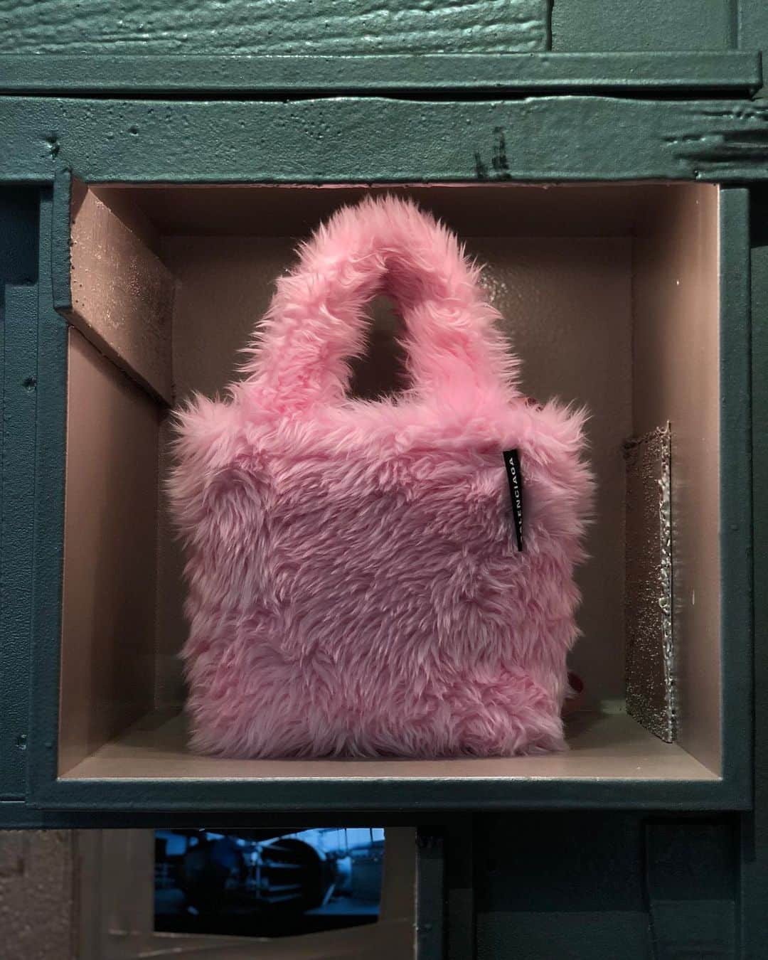 レクレルールさんのインスタグラム写真 - (レクレルールInstagram)「Everyday Tote Bag in light pink long hair fake fur and nappa leather strap. @Balenciaga FW19 collection is available at Leclaireur Sévigné #Leclaireur #LeclaireurSevigne #LeclaireurStyle #Balenciaga」9月10日 2時01分 - leclaireur