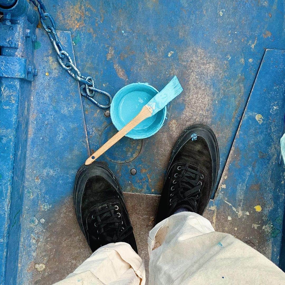シービーズのインスタグラム：「@_djjavier takes his black Mariners Boots for a spin, while mural painting in Los Angeles. #showupinseavees」