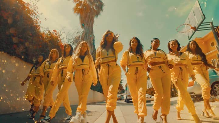 リアン Vのインスタグラム：「I dream it, I work hard, I grind till I own it! 🎶 NEW @shoplianev MERCH AVAILABLE ONLINE NOW! Link in bio🔥  I can’t explain how grateful I am to be surrounded by powerful women that believe in each other! 🙏🏽 The support is real! #TeamLianeV 🎥: @thekingdiverse」