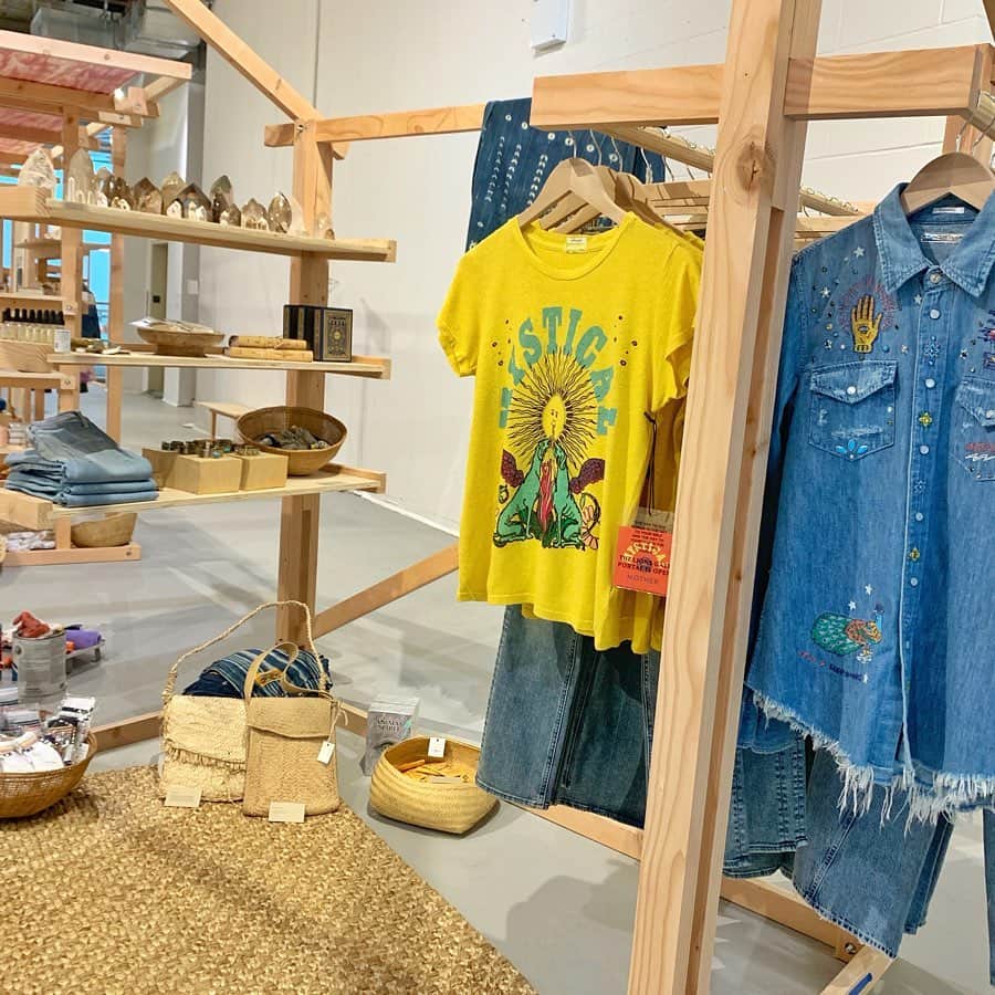 motherdenimさんのインスタグラム写真 - (motherdenimInstagram)「✨The Portal Is Open!✨ This Week Only MOTHER is Poppin’ Up. Shop curated goods from around the world, enjoy a tarot card reading, astrology reading or coffee reading, experience a sound bath or breath work & so much more. • 150 Wooster • Link In Bio For Schedule •」9月10日 2時30分 - motherdenim