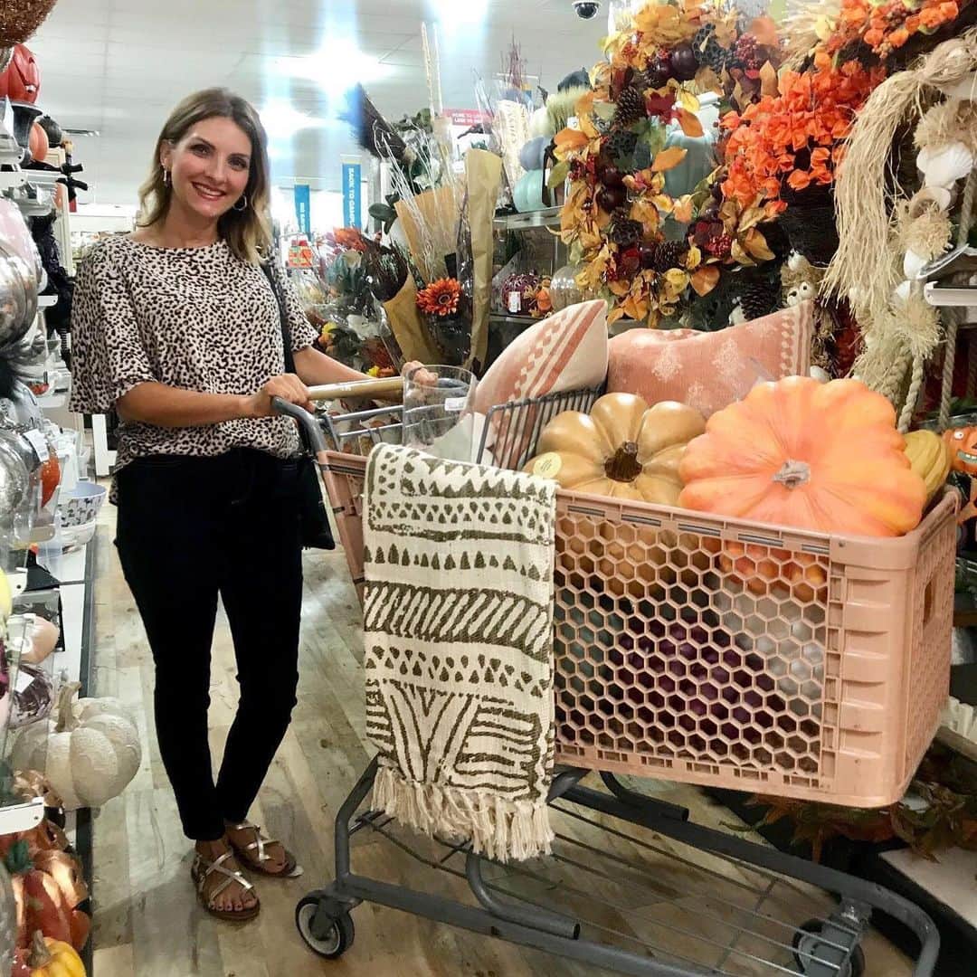 HomeGoodsさんのインスタグラム写真 - (HomeGoodsInstagram)「Hello gourd-geous 😍 @emilyaclark revamped her fireplace with colorful, oversized gourds – how will you update your home this fall? 🎃 #GoFinding #HGPartner」9月10日 2時39分 - homegoods