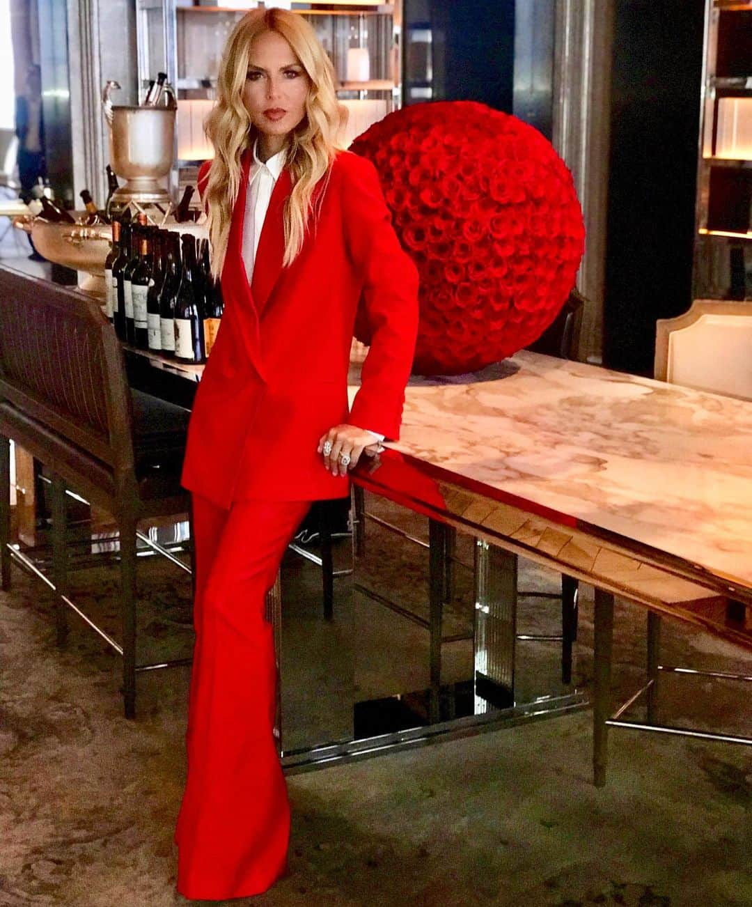 レイチェル・ゾーさんのインスタグラム写真 - (レイチェル・ゾーInstagram)「Twinning with the most beautiful 🌹today in the prettiest room at @baccarathotels in my favorite shade of #rosered #powersuit by @shoprachelzoe for #NYFW 💋 Link in bio xoRZ」9月10日 2時45分 - rachelzoe