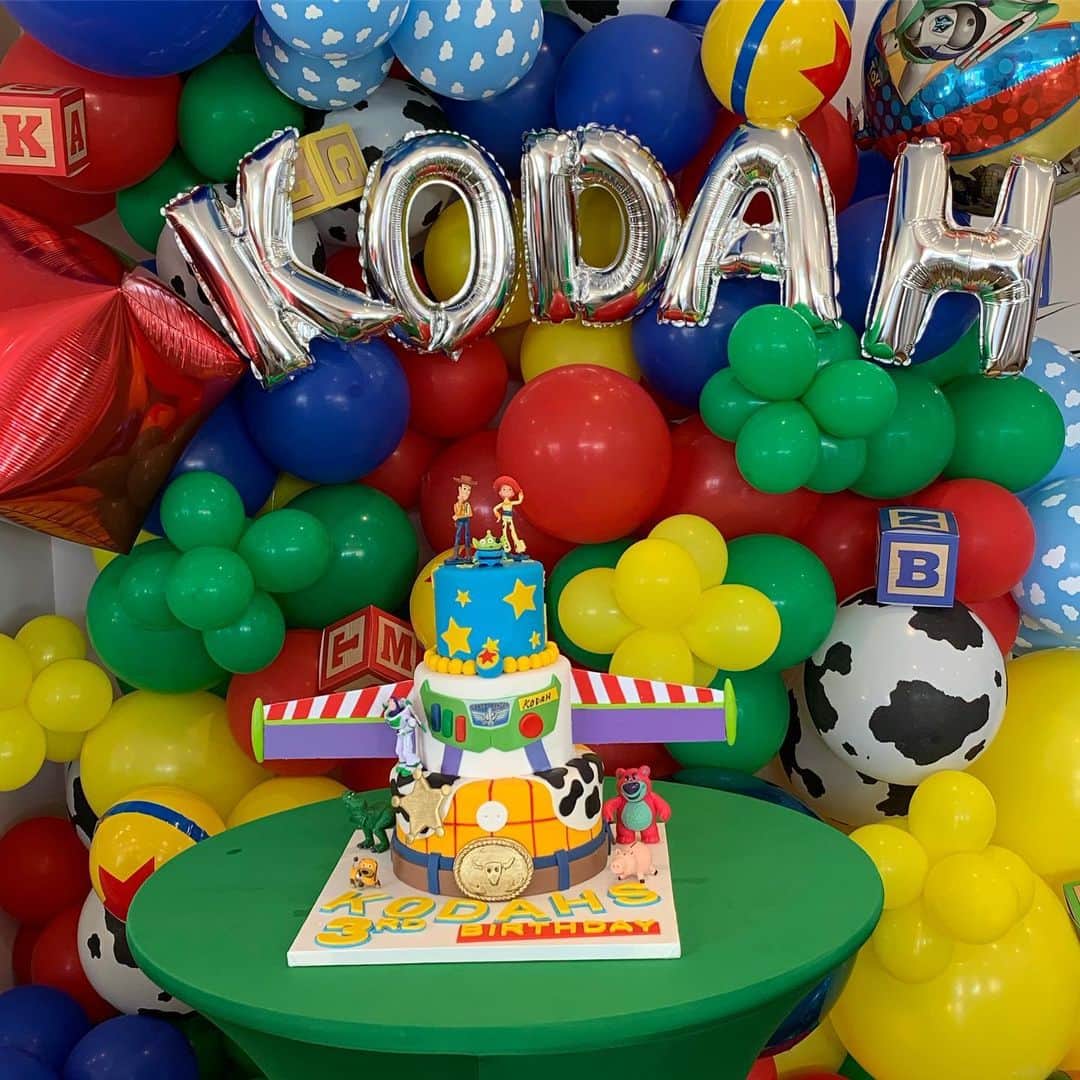 ロブ・ディアデックさんのインスタグラム写真 - (ロブ・ディアデックInstagram)「Happy Birthday Kodah Dash. 3 years old, diaper free, and ready to take on the world! I marvel at how smart, thoughtful, funny, and cool you are everyday. So thankful for everything you are, and will be. Thank you to everyone who came out to celebrate, we love you all so much. I have to acknowledge mommy, aka: @bryianadyrdek for putting together the best parties for all occasions 😘❤️🙏🏼」9月10日 2時46分 - robdyrdek