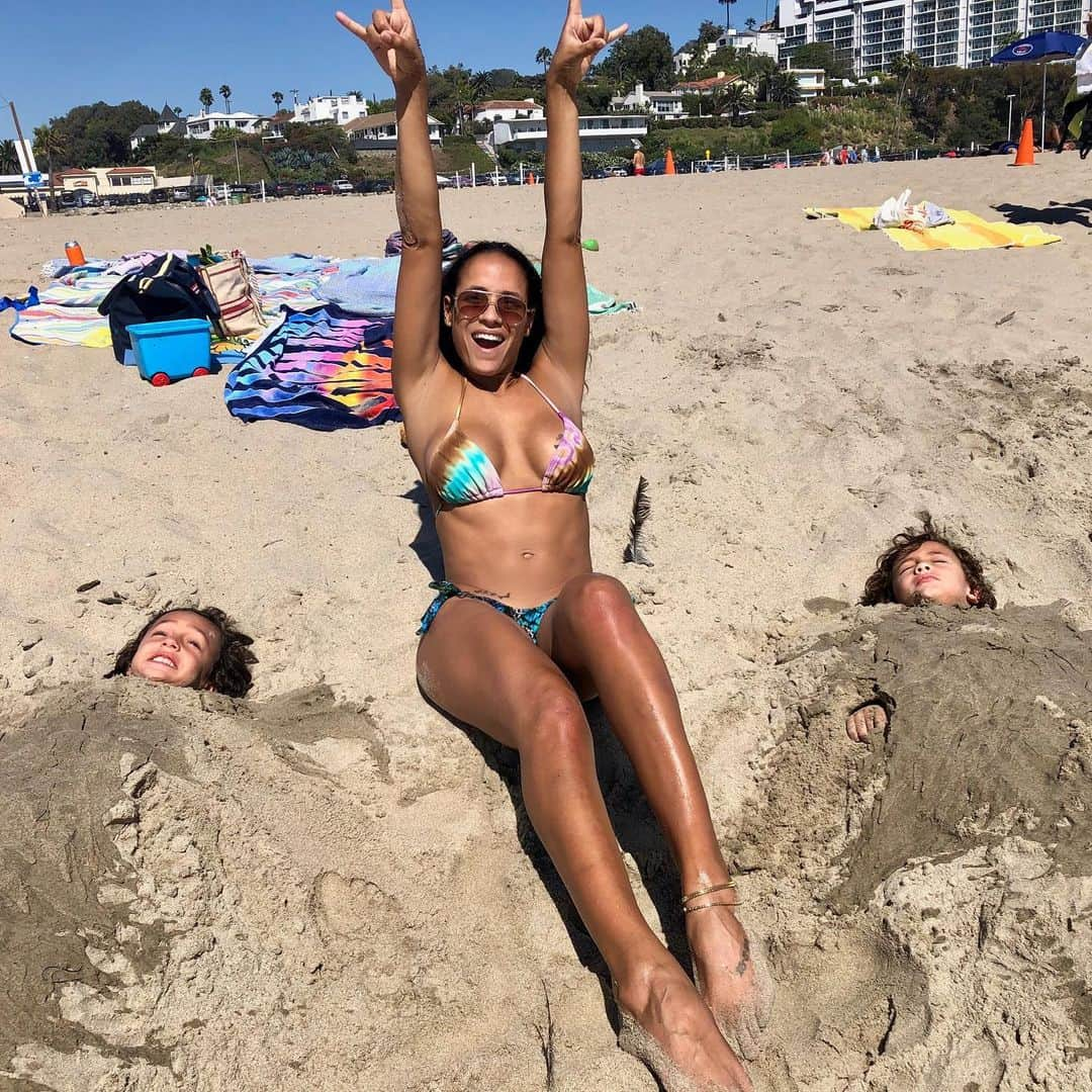 ダニア・ラミレスさんのインスタグラム写真 - (ダニア・ラミレスInstagram)「Looking at Monday like... #wedoitall #beachbums @mygaiaaether photo cred: @bevland22 🤷🏽‍♀️😘」9月10日 3時00分 - daniajramirez