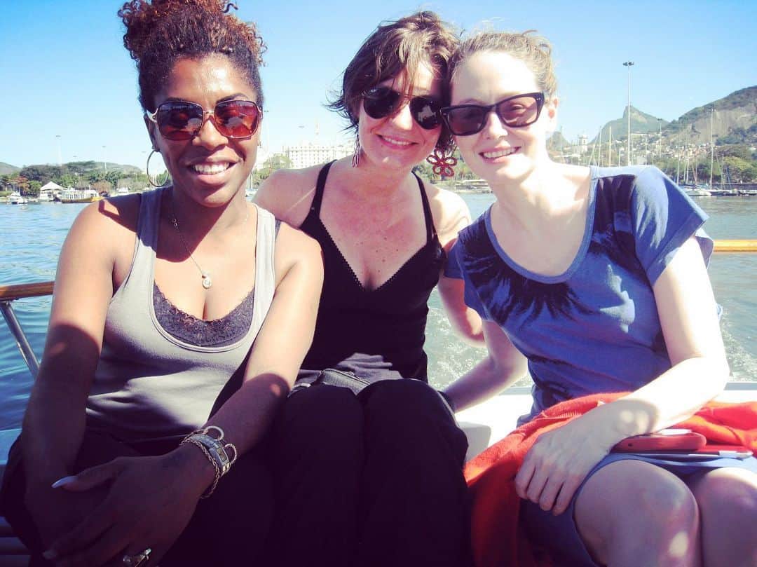 ミランダ・オットーさんのインスタグラム写真 - (ミランダ・オットーInstagram)「Catching some rays on Rio Harbor 2012 with @claudiacruz7 and #lucilarobirosa. 🚣‍♀️ 🌞 👭 🖤🎉👭 #floresraras #vitamind #friends」9月10日 3時02分 - miranda.otto