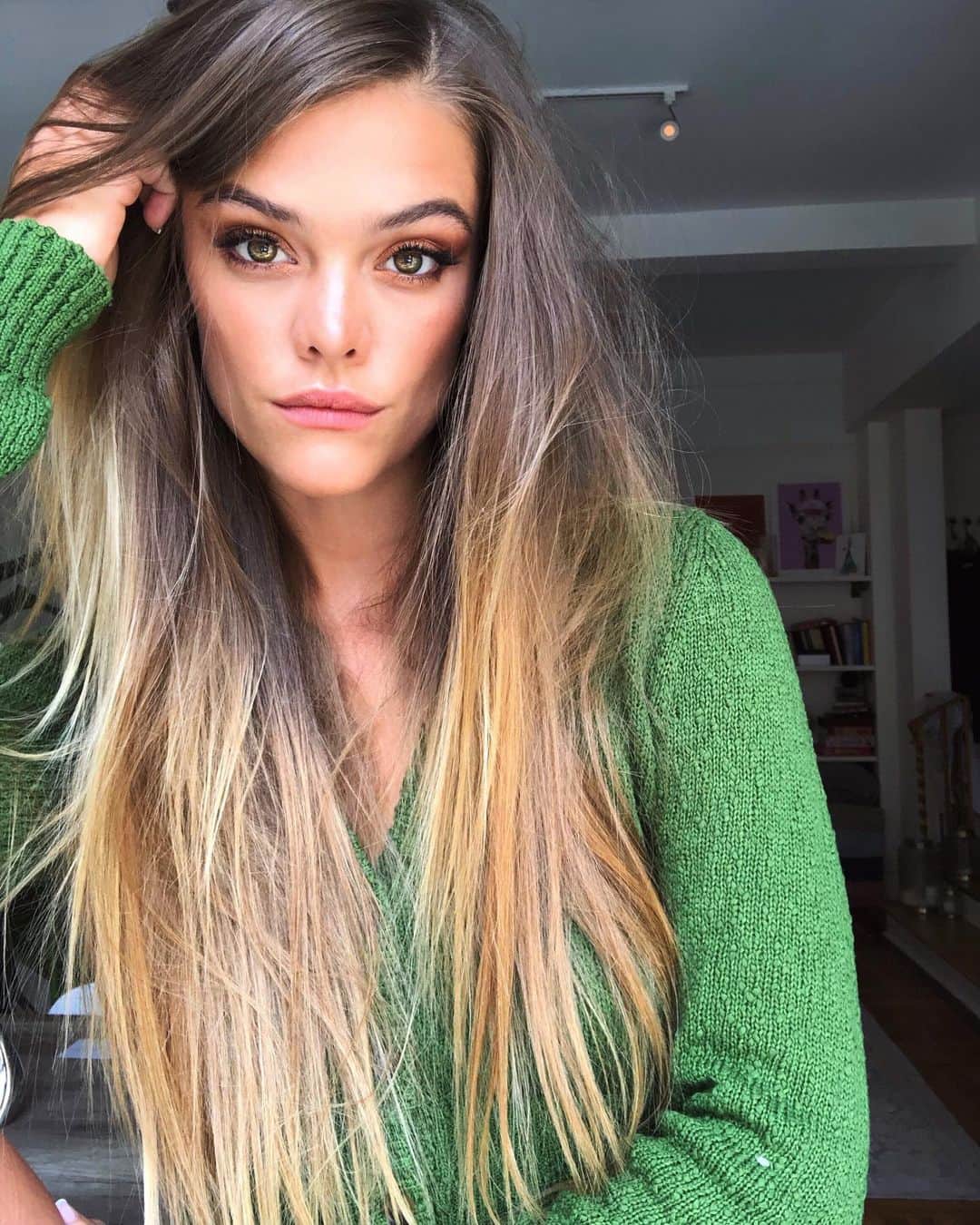 ニーナ・アグダルのインスタグラム：「This makeup is worth skipping the gym for but I’m on my 3rd iced coffee and my brain is bouncing off the walls so she’s gotta go 🏃‍♀️」