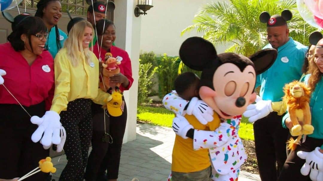 ABC Newsさんのインスタグラム写真 - (ABC NewsInstagram)「A 7-year-old who gave up a Disney vacation to feed victims of Hurricane Dorian was recently surprised with a trip to the most magical place on earth.  Jermaine saved up for two years and raised about $100 in hopes he and his family could visit Disney World. Instead, he used the money to buy water, chips and hot dogs for evacuees. "When people were hungry I wanted them to have something to eat," he told @goodmorningamerica. #disney #inspiring #caring #hurricane #dorian」9月10日 3時09分 - abcnews