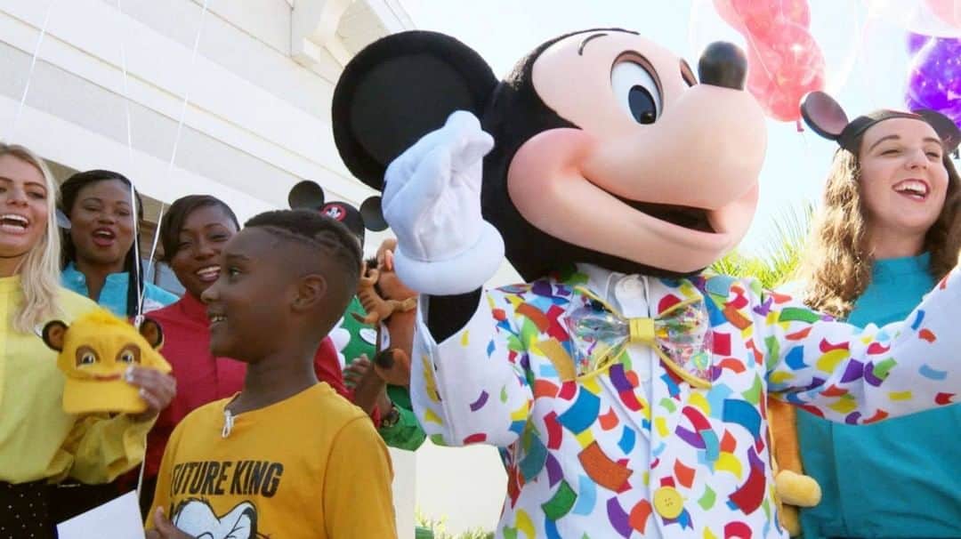 ABC Newsさんのインスタグラム写真 - (ABC NewsInstagram)「A 7-year-old who gave up a Disney vacation to feed victims of Hurricane Dorian was recently surprised with a trip to the most magical place on earth.  Jermaine saved up for two years and raised about $100 in hopes he and his family could visit Disney World. Instead, he used the money to buy water, chips and hot dogs for evacuees. "When people were hungry I wanted them to have something to eat," he told @goodmorningamerica. #disney #inspiring #caring #hurricane #dorian」9月10日 3時09分 - abcnews