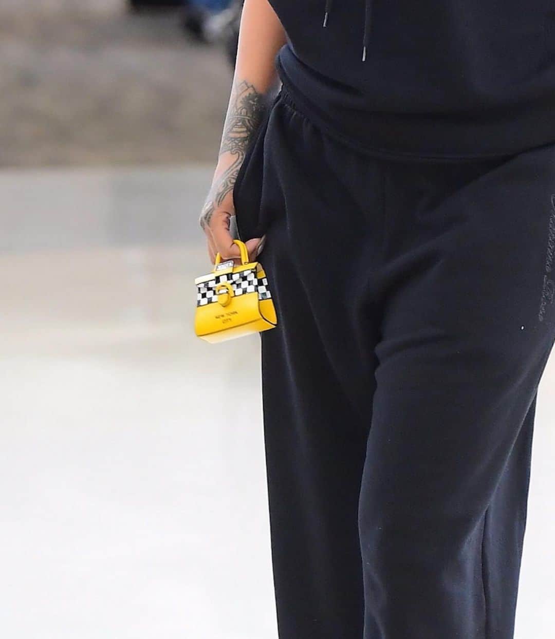 ELLE UKさんのインスタグラム写真 - (ELLE UKInstagram)「Me carrying my feelings... @badgalriri arrived at #NYFW with the teeniest tiniest bag. What do you think is inside?」9月10日 3時11分 - elleuk