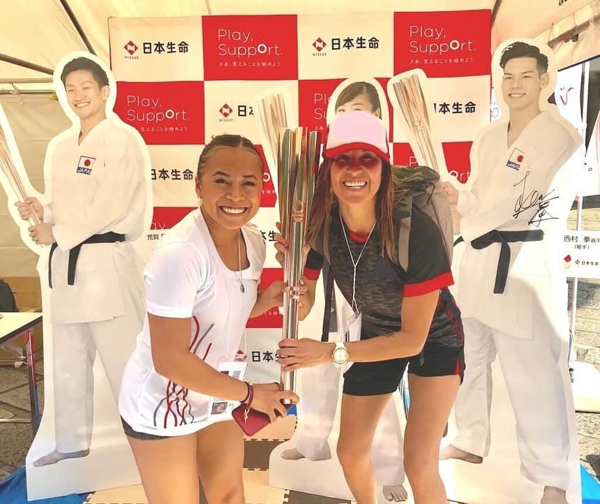 のインスタグラム：「. 9月6日(金)～8日(日)日本武道館で開催された世界的な #空手 の大会で、 オリンピック聖火リレーのトーチを持った #植草歩 選手（女子組手） #荒賀龍太郎 選手・#西村拳 選手（男子組手）の 等身大パネルと写真が撮れるフォトブースを設置しました！ 憧れの選手とトーチを持って撮影ができるフォトブースは大人気で、ブース前には長蛇の列となりました！ ご参加いただいた皆様、ありがとうございました！ . #日本生命 は #東京2020 #オリンピック #聖火リレー のプレゼンティングパートナーです」