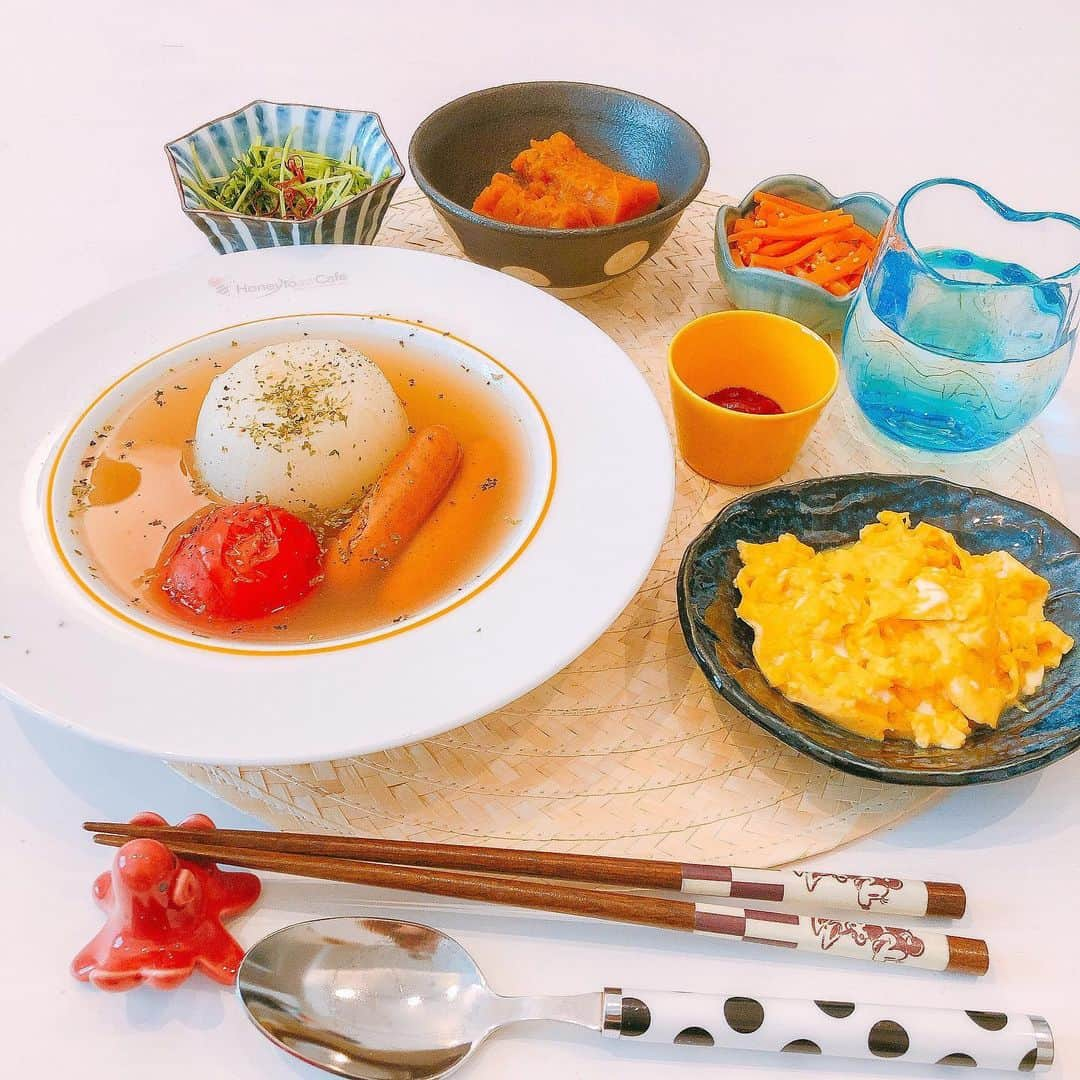 天木じゅんさんのインスタグラム写真 - (天木じゅんInstagram)「Today's brunch🥄🧂 ちょっと統一性無いけど… ヘルシーではあるよ^^ . . 🖤玉葱トマトまるごとポトフ 🖤スクランブルエッグ 🖤豆苗の空芯菜風炒め 🖤かぼちゃの煮付け 🖤にんじんのきんぴら . . 江ノ島で連れて帰ってきた可愛い食器4つも使った/// 玉葱はレンジで温めて柔らかくしたよ^^ かぼちゃとにんじんは作り置きで これで最後♩ 健康診断で血液検査ひっかかったから… 栄養バランスを意識しないとって 慌てて冷蔵庫の中食材だらけだよ^^ 偏食すぎて極端なんだよTT 直さないと。 . . #天木ごはん #手料理 #1mmでもいいなと思ったらいいね  #cook #cooking #ポトフ #かぼちゃ #スクランブルエッグ」9月10日 14時05分 - jun.amaki