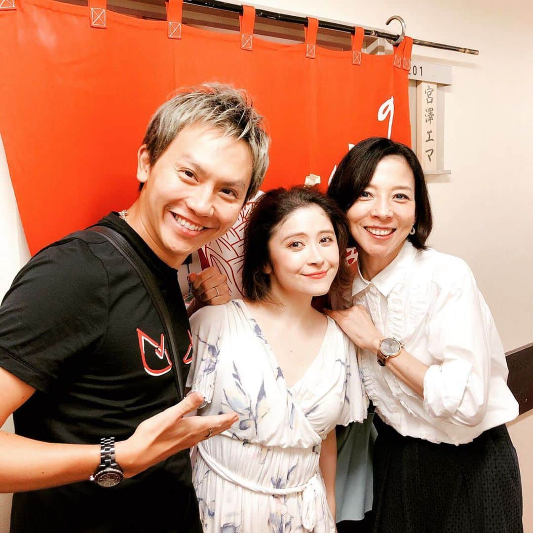 岡田亮輔さんのインスタグラム写真 - (岡田亮輔Instagram)「PIPPINでご一緒した霧矢大夢さんと一緒にペテン師と詐欺師を観劇しました✨🤩✨ いや〜❗️❗️最後はこうなるのか〜😆と思わせてくれる作品でとてもエキサイティングでした👏 エマはキュートでぴったりな役で素敵でした😊 まさんも金髪めちゃ似合っていたセクシーダンスでした✨ひろさんと写真が撮れなかった💦流石のダンス力でした✨👏 PIPPINメンバーが活躍していると嬉しくて釘付けでした👀🙌 😭〜大和田美帆ちゃんと保坂知寿さんとも写真撮れなかった😭 初舞台が一緒だった美帆ちゃん😊クセが強い役で面白かった😂パワフルでした👏 マンマミーア！でご一緒させて頂きました✨保坂知寿さん✨久々にお会い出来て嬉しかった〜❗️❗️相変わらずお美しかったです✨ 素敵な作品をありがとうございました😆 #霧矢大夢 さん #宮澤エマ ちゃん # 伯鞘麗名 さん #坂元宏旬 さん #ペテン師と詐欺師 #観劇 #エキサイティングな作品 #PIPPIN #嬉しい #新橋演舞場  #大和田美帆 ちゃん #保坂知寿 さん」9月10日 14時10分 - ryosuke.okada0216