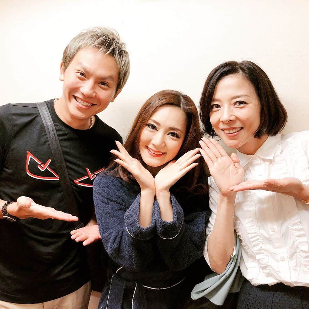 岡田亮輔さんのインスタグラム写真 - (岡田亮輔Instagram)「PIPPINでご一緒した霧矢大夢さんと一緒にペテン師と詐欺師を観劇しました✨🤩✨ いや〜❗️❗️最後はこうなるのか〜😆と思わせてくれる作品でとてもエキサイティングでした👏 エマはキュートでぴったりな役で素敵でした😊 まさんも金髪めちゃ似合っていたセクシーダンスでした✨ひろさんと写真が撮れなかった💦流石のダンス力でした✨👏 PIPPINメンバーが活躍していると嬉しくて釘付けでした👀🙌 😭〜大和田美帆ちゃんと保坂知寿さんとも写真撮れなかった😭 初舞台が一緒だった美帆ちゃん😊クセが強い役で面白かった😂パワフルでした👏 マンマミーア！でご一緒させて頂きました✨保坂知寿さん✨久々にお会い出来て嬉しかった〜❗️❗️相変わらずお美しかったです✨ 素敵な作品をありがとうございました😆 #霧矢大夢 さん #宮澤エマ ちゃん # 伯鞘麗名 さん #坂元宏旬 さん #ペテン師と詐欺師 #観劇 #エキサイティングな作品 #PIPPIN #嬉しい #新橋演舞場  #大和田美帆 ちゃん #保坂知寿 さん」9月10日 14時10分 - ryosuke.okada0216