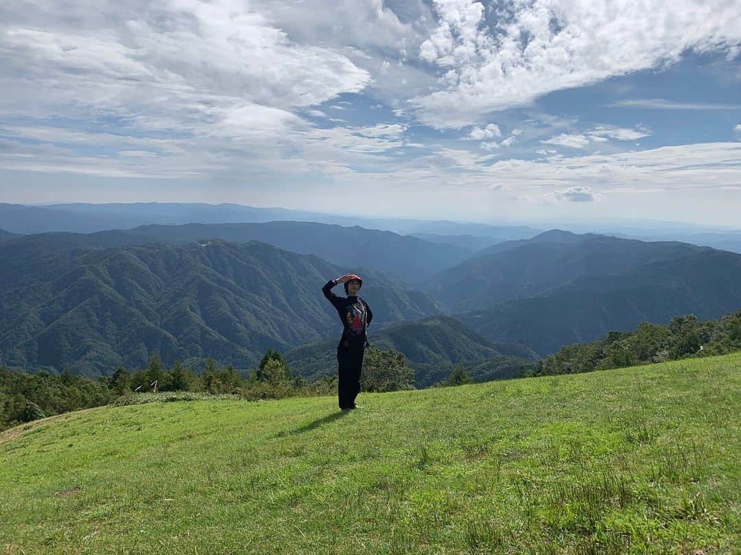 IZUMIさんのインスタグラム写真 - (IZUMIInstagram)「‪平谷の名所、高嶺山⛰の山頂へ。‬ ‪昼間と夜でこんなにも違う。‬ ‪昼間は山を感じ、夜は空を味わう。‬ ‪流れ星も流れたよ💫‬ ‪自然の美しさは偉大でした。 ‬#長野県#平谷村#高嶺山#移住」9月10日 12時40分 - izuuumixxx