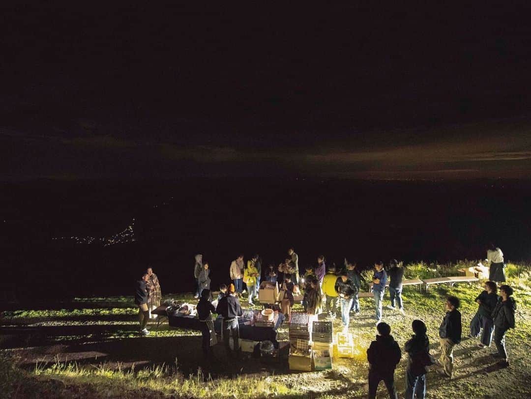 IZUMIさんのインスタグラム写真 - (IZUMIInstagram)「‪平谷の名所、高嶺山⛰の山頂へ。‬ ‪昼間と夜でこんなにも違う。‬ ‪昼間は山を感じ、夜は空を味わう。‬ ‪流れ星も流れたよ💫‬ ‪自然の美しさは偉大でした。 ‬#長野県#平谷村#高嶺山#移住」9月10日 12時40分 - izuuumixxx