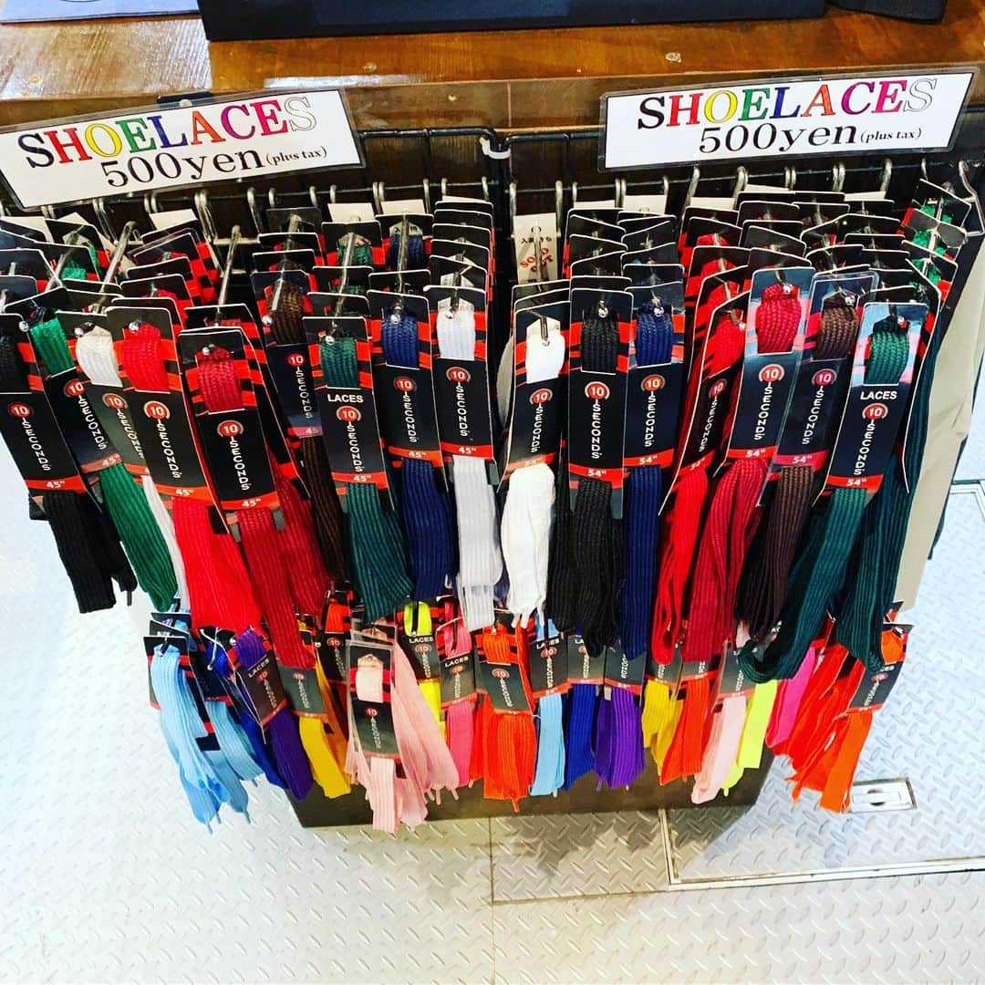 のインスタグラム：「Today’s ITEM 🎱﻿ ﻿ [FAT SHOELACE]💎😎﻿ ﻿ 80年代象徴アイテムで、靴紐を変えるだけで手持ちスニーカーをFRESHに見せる事ができます‼️✨﻿ ﻿ ベルトとしても使えてかなり万能🙌﻿ ﻿ なかなか取り扱っている店舗は無く、今なら全カラー揃っております⚠️💥﻿ チャンスです🤩﻿ ﻿ 是非店頭へ🔥🔥﻿ ﻿ 電話通販も可能です😊 ﻿ お気軽にお問い合わせ下さい✨ ﻿ ﻿ オンラインストアからもご購入頂けます👇👇👇﻿ ﻿ http://shop.dancers-c.com/?mode=cate&cbid=732664&csid=8&sort=n﻿ ﻿ ﻿ ダンサーズコレクション原宿店 ☎03-5474-9575﻿ ﻿ #FATSHOELACE﻿ #ダンコレ #ダンサーズコレクション #dancerscollection #tokyo #harajuku」