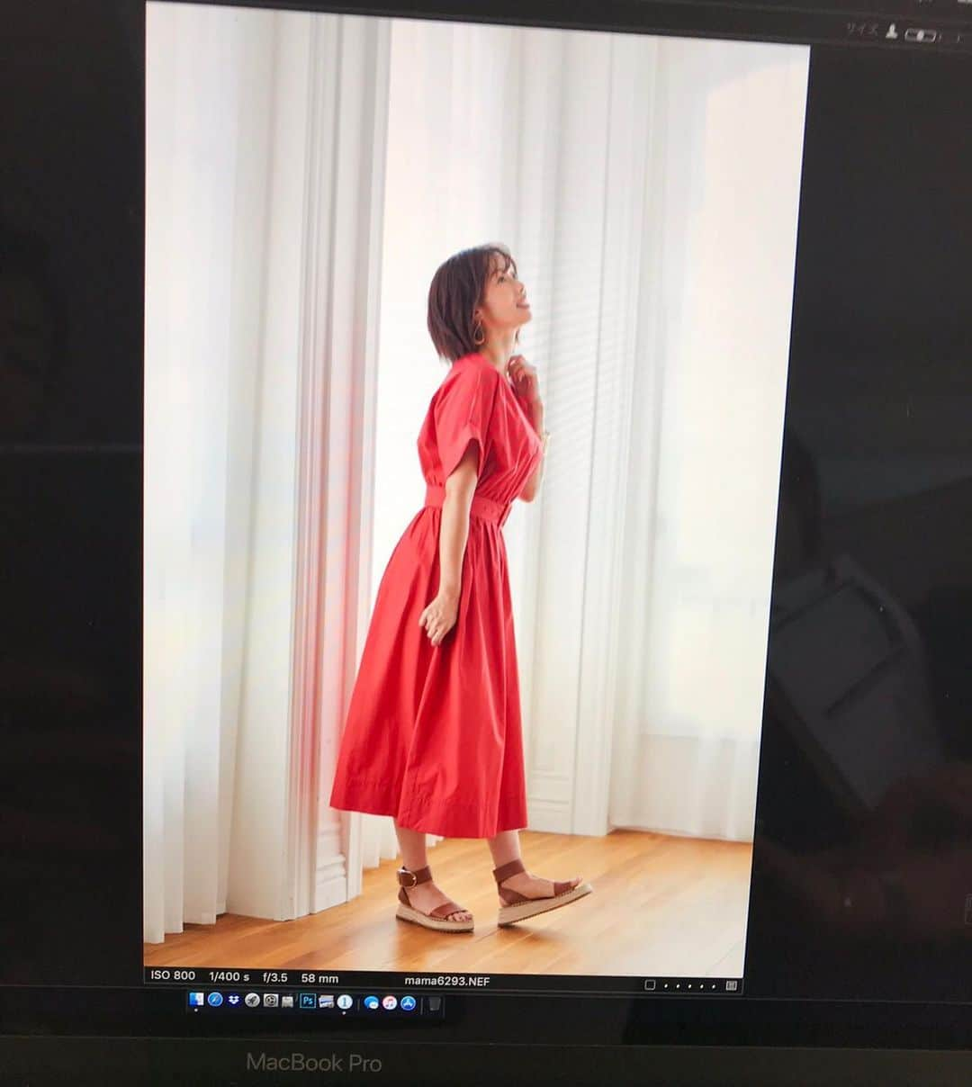 井上和香さんのインスタグラム写真 - (井上和香Instagram)「. 遅くなりましたが、今月のママガールウェブのカバーガールをさていただきました✨ 第1回と第2回がアップされてるので是非見てください😊💕 .  赤のワンピース  @beatingheart_official サンダル  ZARA  黒のワンピース キャップ ストール @j.eggnog ソフトレザーのスニーカー ZARA . #ママガールウェブ #mamagirl #カバーガール #今日は子連れ出勤 #夕方生放送でるよ #またあとで #行ってきます」9月10日 12時49分 - inoue_waka