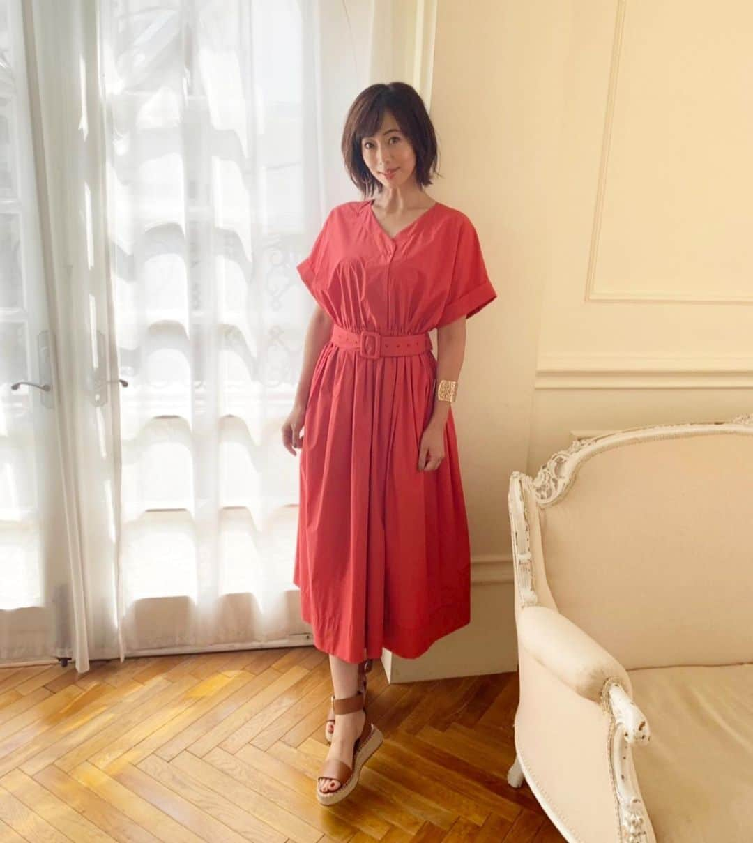 井上和香さんのインスタグラム写真 - (井上和香Instagram)「. 遅くなりましたが、今月のママガールウェブのカバーガールをさていただきました✨ 第1回と第2回がアップされてるので是非見てください😊💕 .  赤のワンピース  @beatingheart_official サンダル  ZARA  黒のワンピース キャップ ストール @j.eggnog ソフトレザーのスニーカー ZARA . #ママガールウェブ #mamagirl #カバーガール #今日は子連れ出勤 #夕方生放送でるよ #またあとで #行ってきます」9月10日 12時49分 - inoue_waka