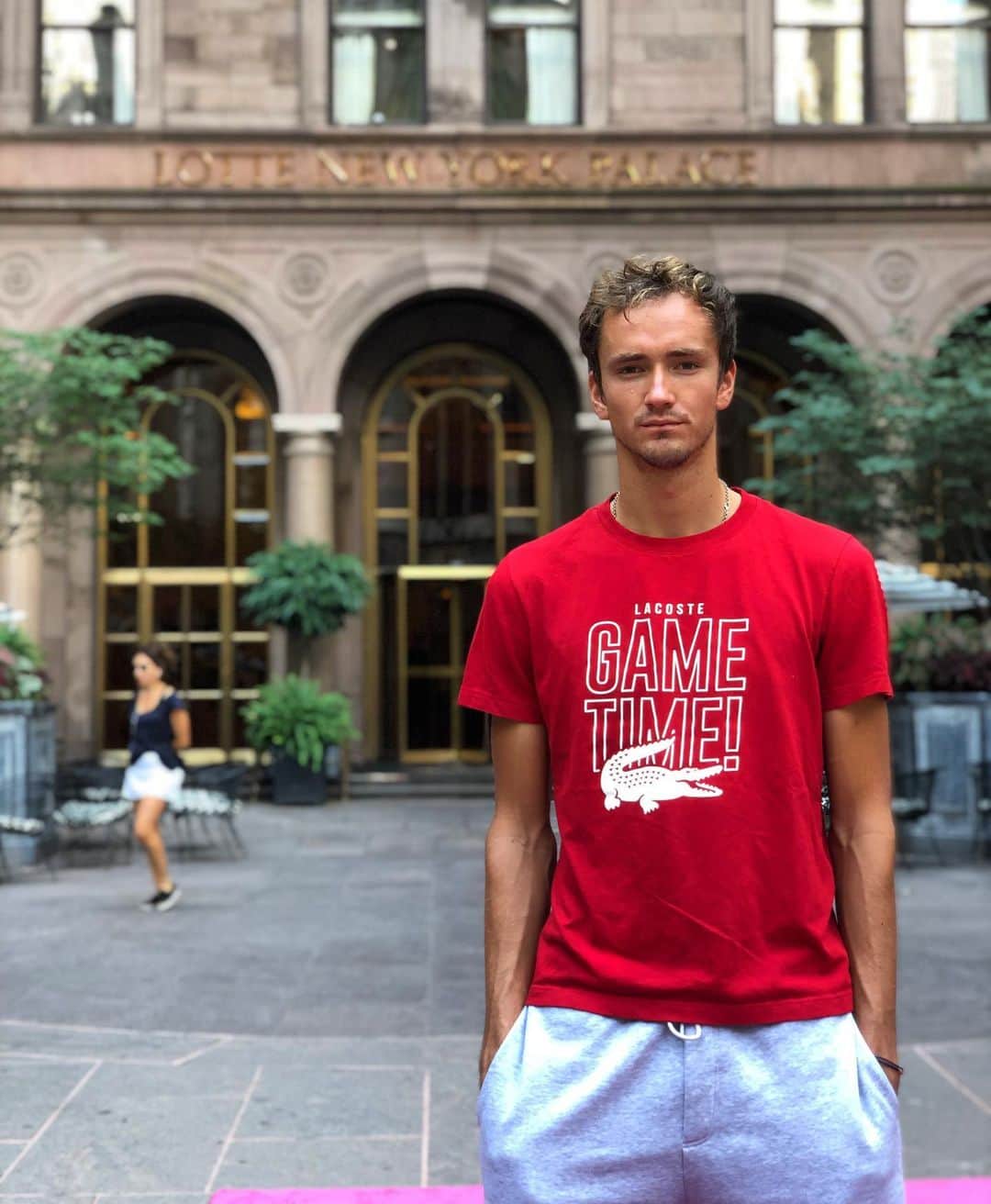 ダニール・メドベージェフのインスタグラム：「I am so excited to pass these 3 amazing weeks in @newyorkpalace 🙏🏻🤩 thanks for having me and your support! It was a pleasure ❤️ Time to rest a bit 😴 // Я провёл 3 замечательные недели в отеле @newyorkpalace 🙏🏻🤩 Спасибо за гостеприимство! ❤️ Настало время немного отдохнуть 😴」