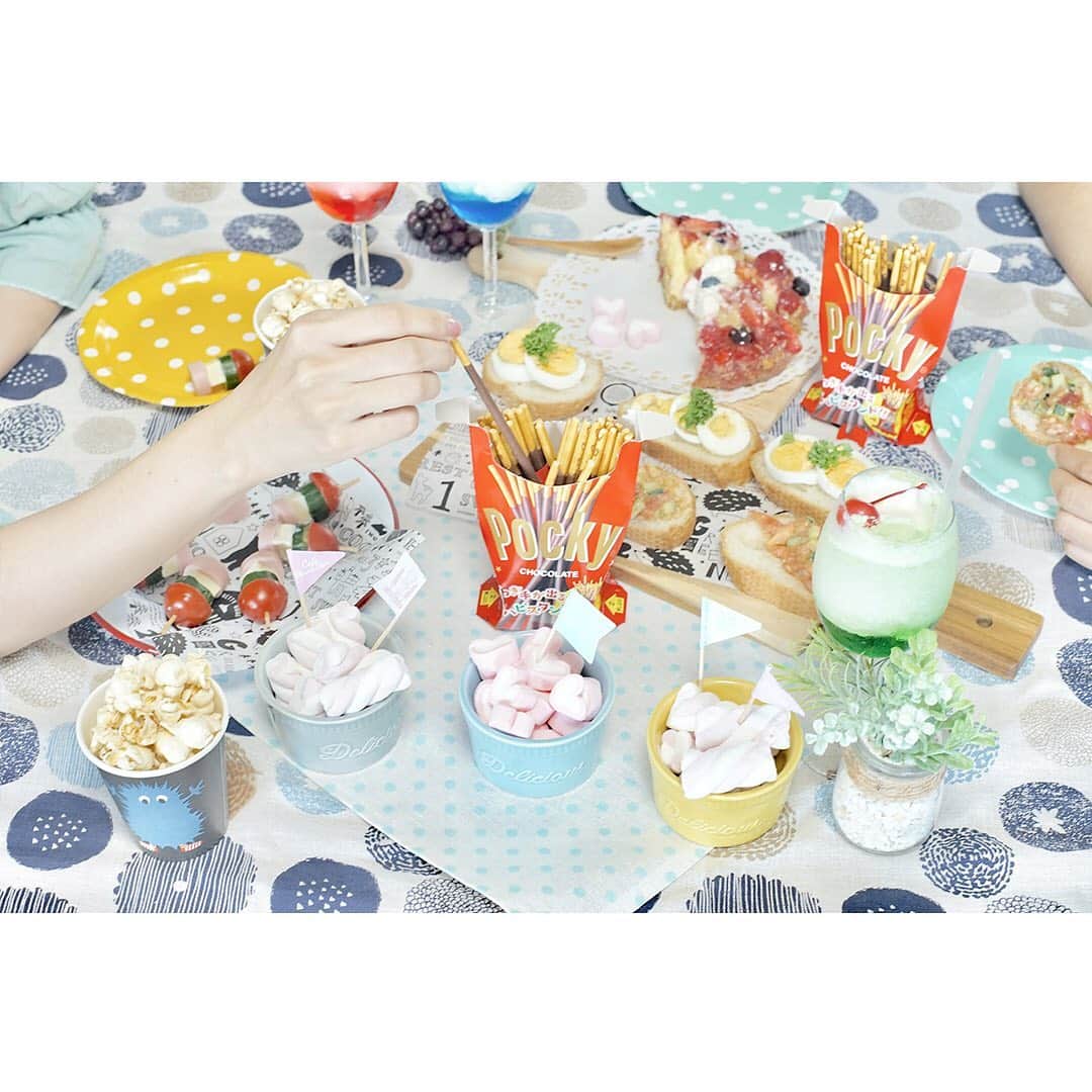 ポッキーさんのインスタグラム写真 - (ポッキーInstagram)「いつものパーティーと、ちょっと違う雰囲気を出したいなあ…  そんなときは！ 期間限定の＼シェアハピスタンド／を 使ってみてはいかが？  いつものポッキーパッケージを 自分でスタンド型に変形できるから、 きっとお子さんたちも喜ぶはず❤️ ・ #pocky #ポッキー #ポッキー何本分 #ホームパーティー #ホームパーティー料理 #おうち時間 #おうちカフェ #おうちスイーツ #おうちおやつ #ティータイム #女子会 #楽しい時間 #チル #ファインダー越しの私の世界 #その瞬間に物語を #カメラ女子 #カメラ女子旅 #カメラ好きと繋がりたい #東京カメラガールズ #お菓子好きな人と繋がりたい #デリスタグラマー」9月10日 13時06分 - pocky_jp