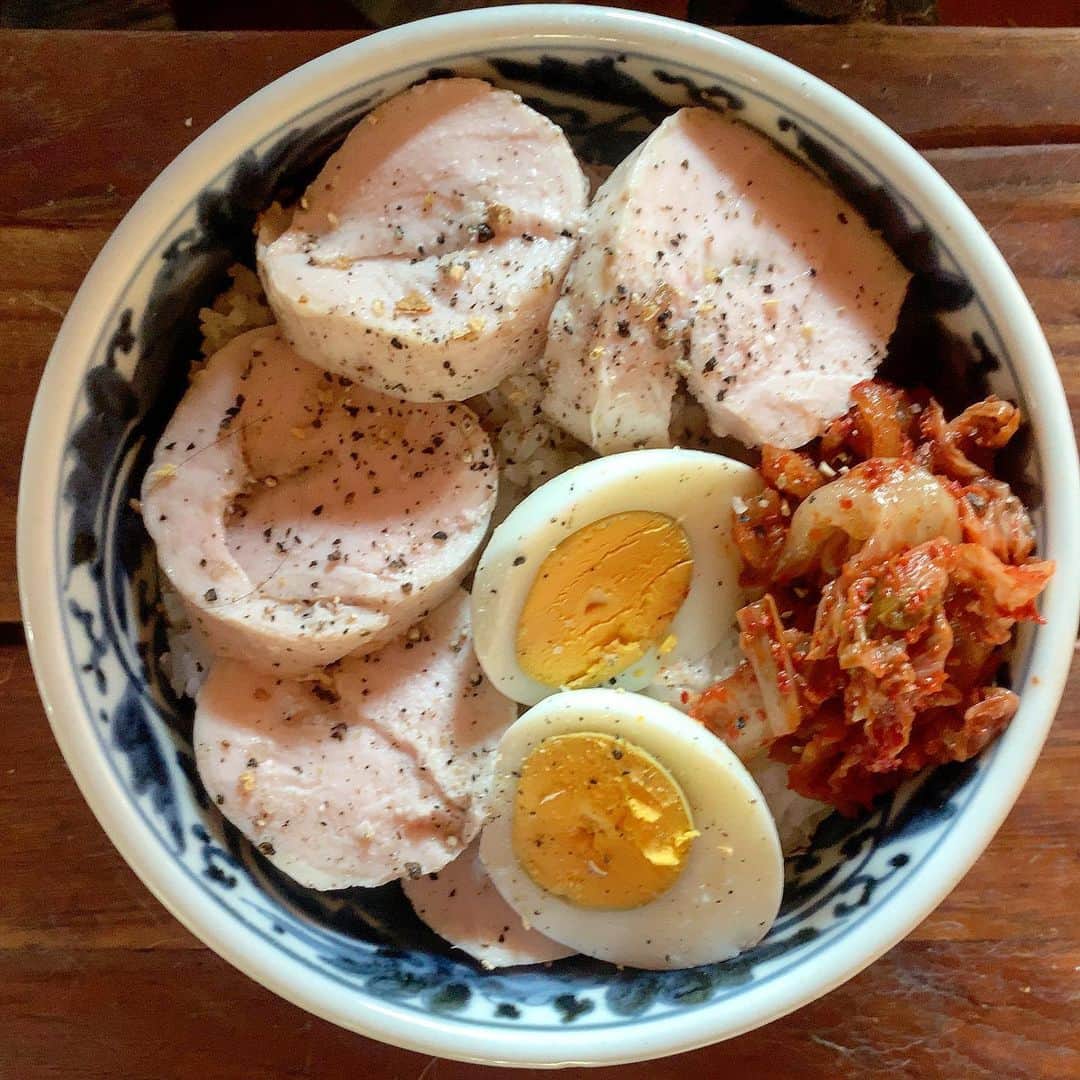 のインスタグラム：「自家製鶏胸ハムをご飯と共に。 あー美味い。たまらん♪ #みちょ食堂」