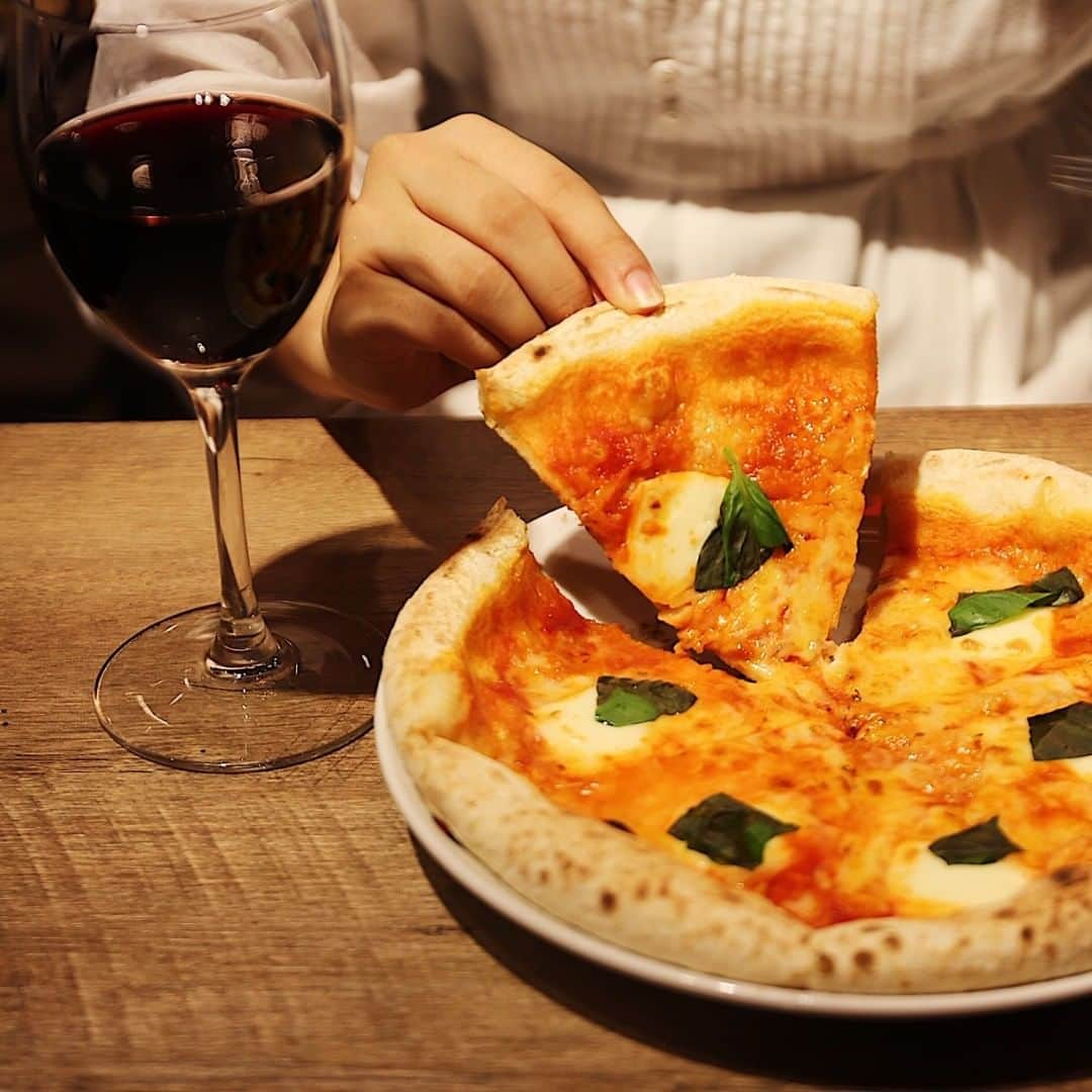 新宿西口ハルク ハル★チカ公式アカウントのインスタグラム：「Heeey(^^) Today we recommend #Margherita Pizza from Lad's Dining!! It goes well with wine♪♪ Why don't you try them(^^)b * * Lad'sと言えば、自家製ピザ！！ 豊富なメニューから、迷ったらやっぱり王道チョイス♪♪ * 500度の石釜オーブンで焼き上げた、当店自慢の手作りピザです！！ サクサクの生地ととろけるチーズがたまりません♪♪ ワインと一緒にカンパーイ(*^^)v * * ・王道マルゲリータ　1,080円(税込) * * #新宿西口ハルク #小田急ハルク #ハルク #食堂酒場ハルチカ #ハルチカ #新宿 #新宿西口 #飲酒タグラム #instafood #followme #tokyo #shinjuku #halc #haruchika #wine #sparkling #lads dining #新宿ランチ #新宿ディナー #新宿メシ #新宿呑み #はしご酒 #ダイニング #ワイン #樽生スパークリング #コロナカクテル #ピザ #ヒューガルデン #ラッツダイニング」