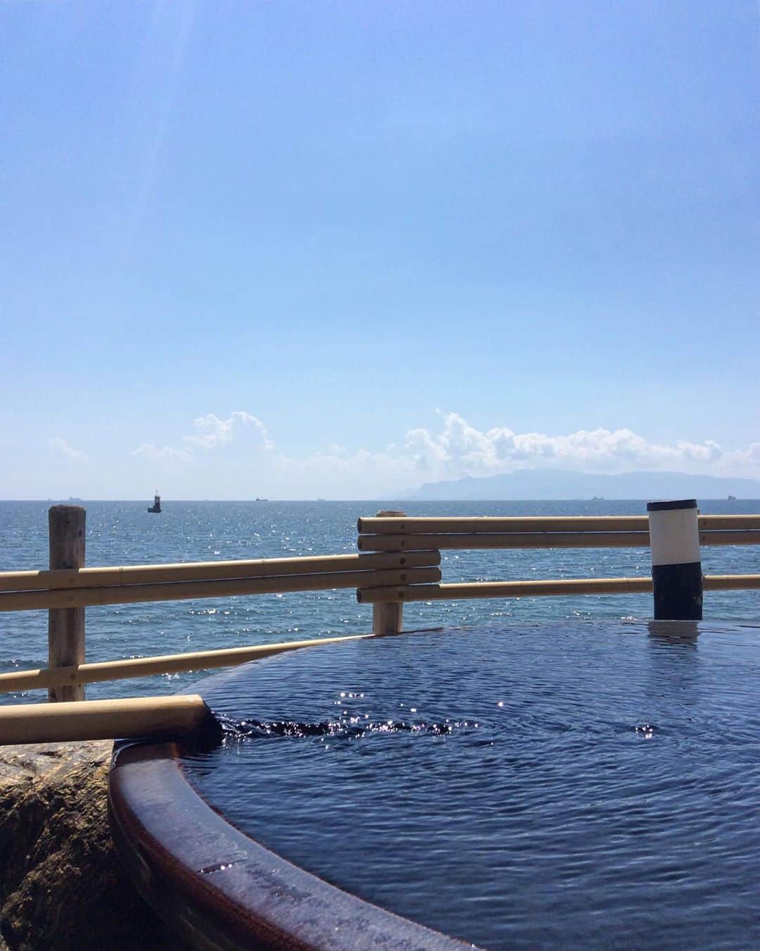 祥吉さんのインスタグラム写真 - (祥吉Instagram)「蒼海の湯から 赤穂御崎は今日も晴天の夏空です 暑い日が続きますが熱中症に気をつけてお過ごしください ・ 温泉に浸かりゆっくり身を委ねて夏の疲れを癒してください ・ 日帰り入浴のお時間 ◎11時〜14時30分 ◎18時〜21時 どちらも1時間前が最終受付です ・ #播州赤穂#赤穂#赤穂御崎#赤穂温泉#赤穂温泉祥吉#潮彩きらら祥吉 #祥吉#旅館#温泉#日帰り入浴#日帰り温泉#露天風呂#蒼海の湯#海の側#海を見ながら#瀬戸内海#海#空#青空#雲#晴天#青#ドライブコース」9月10日 13時14分 - akoshokichi