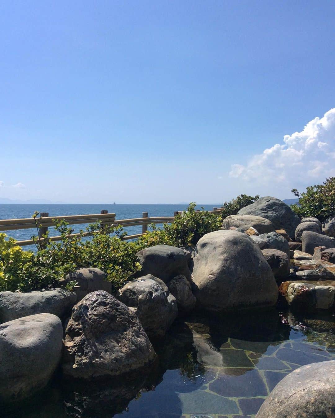 祥吉さんのインスタグラム写真 - (祥吉Instagram)「蒼海の湯から 赤穂御崎は今日も晴天の夏空です 暑い日が続きますが熱中症に気をつけてお過ごしください ・ 温泉に浸かりゆっくり身を委ねて夏の疲れを癒してください ・ 日帰り入浴のお時間 ◎11時〜14時30分 ◎18時〜21時 どちらも1時間前が最終受付です ・ #播州赤穂#赤穂#赤穂御崎#赤穂温泉#赤穂温泉祥吉#潮彩きらら祥吉 #祥吉#旅館#温泉#日帰り入浴#日帰り温泉#露天風呂#蒼海の湯#海の側#海を見ながら#瀬戸内海#海#空#青空#雲#晴天#青#ドライブコース」9月10日 13時14分 - akoshokichi