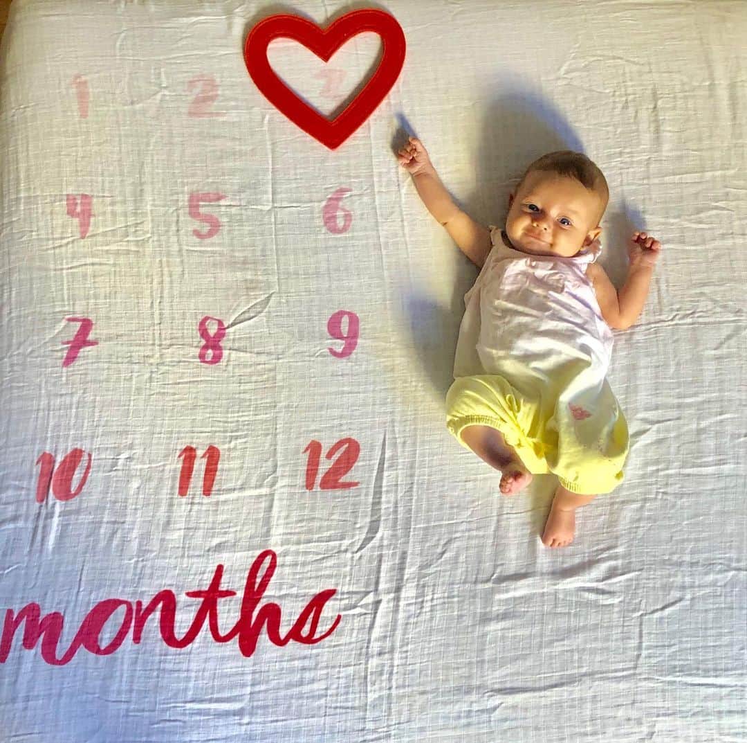 マッケンジー・ダーンのインスタグラム：「Minha princesa! Feliz 3 meses!! 3 meses vc mudando nossas vidas!! Nossa pequena risonha lindinha!! Mamãe ama vc muitaooo!  Fotos: @desautomatas  @mattheustoledo  @santoswesley」