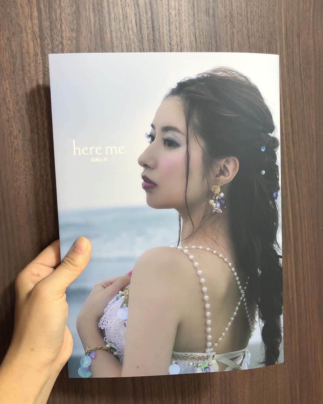 のインスタグラム：「配達の方とのすれ違いでやっと！やっと手元に😭✨💕 可愛くて美しい〜 写真からその世界を想像して広げていくのが好き！  #hereme #成瀬心美」