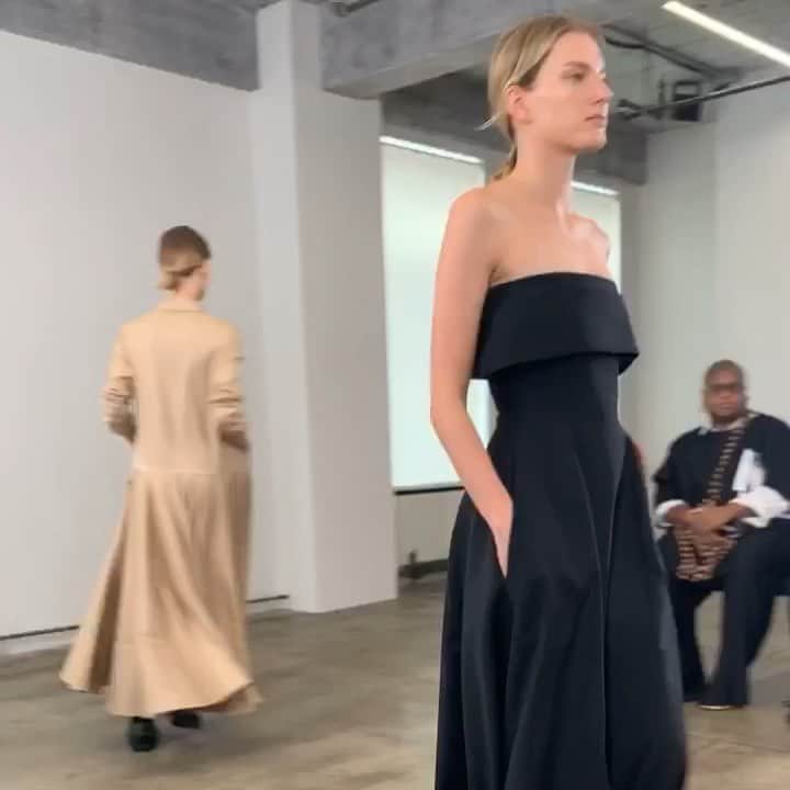 大塚良子のインスタグラム：「. 本当に毎シーズン素晴らしいコレクションの @therow は見る度に洋服へ対する愛情やしっかりと吟味された素材、パターン、デザインを感じます。そして、あぁやっぱり目指すはこの女性像と強く思う。会場に集まる人達のオシャレ度にも圧巻。アウターや靴を中心に気になるアイテム満載。今年の冬はthe rowのアウターに身を包みたいものです。今日は家族でお邪魔させてもらい娘も初コレクション、騒ぎ出さないかとちょっとドキドキだったけど素敵な大人に囲まれて終始ご機嫌ホッとしました。ラストにはクイーンの姿も拝めて嬉しかった！ #nyfw #newyorkfashionweek #nyc #fashion #streetfashion #2020ss #therow」