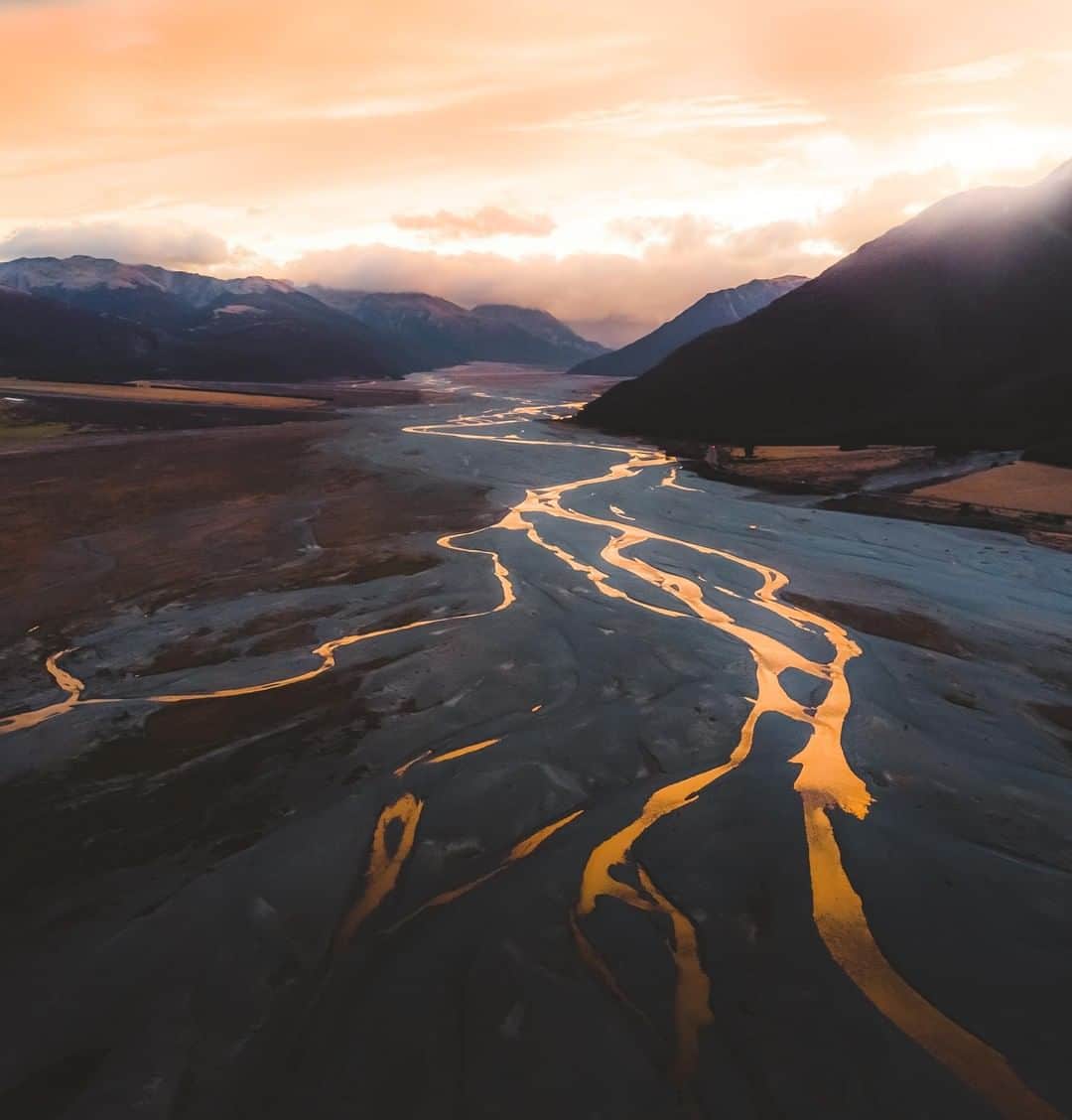 Canon Asiaのインスタグラム：「“I literally stumbled across this view on the side of the road as the sun was setting. The orange sunset reflected on the lakes made them look like they were flowing with lava.” . Developing an eye 👁️ for photography helps us capture breathtaking moments like these. One trick is to be on the lookout especially during the golden hour. With warm glows bathing the earth, you never know what sights and scenes you will be presented with. Learn more tricks on how you can visualise a great shot, link in bio! . 📷 Image by @andyescapes shot using the Canon EOS 70D | f/3.5 | 1/20s | ISO 100 | 16mm  Want your photos to be featured too? Tag them with #canonasia or submit them on My Canon Story, link in bio!  #canonasia #photography #sunset #newzealand #landscapephotography」