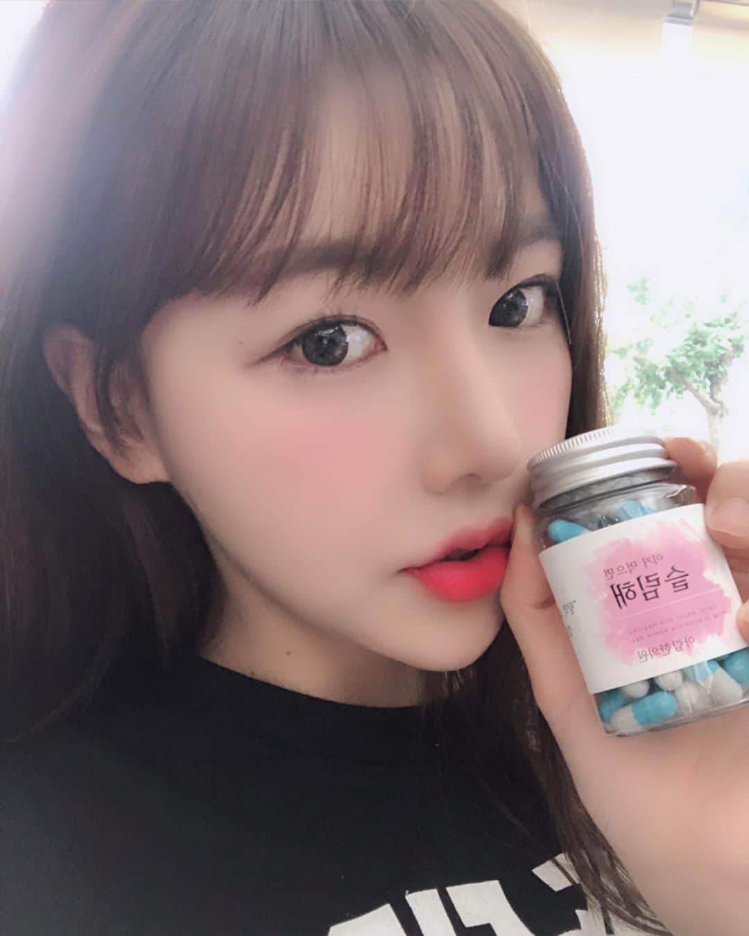 hyeriのインスタグラム：「운동만으로 다이어트하기가 너무힘들고 시간도 너무 없어서 체질확인도 하기위해 결국 한의원에 상담받으러갔는데 다이어트를 위해 한약을 먹으라고 할까바 긴장하고잇엇는데.... 알약을 딱!!.. 싱기😱😱 한약 너무써서 잘먹지도 못하는데 이건 알약이라 너무좋음.. 그것도 한의원에서 처방해주는 약이라 더믿음이가는 다이어트약!! 조그만병에 잇어서 가지고다니면서 먹기도 편하구좋겟다 앞으로 너한테좀 의지할게 다이어트 성공하자 아자!!!👍 #아람한의원#슬림해#다이어트#다이어트소통#다이어트성공#가을준비#혜리#운동#힘들어😭」