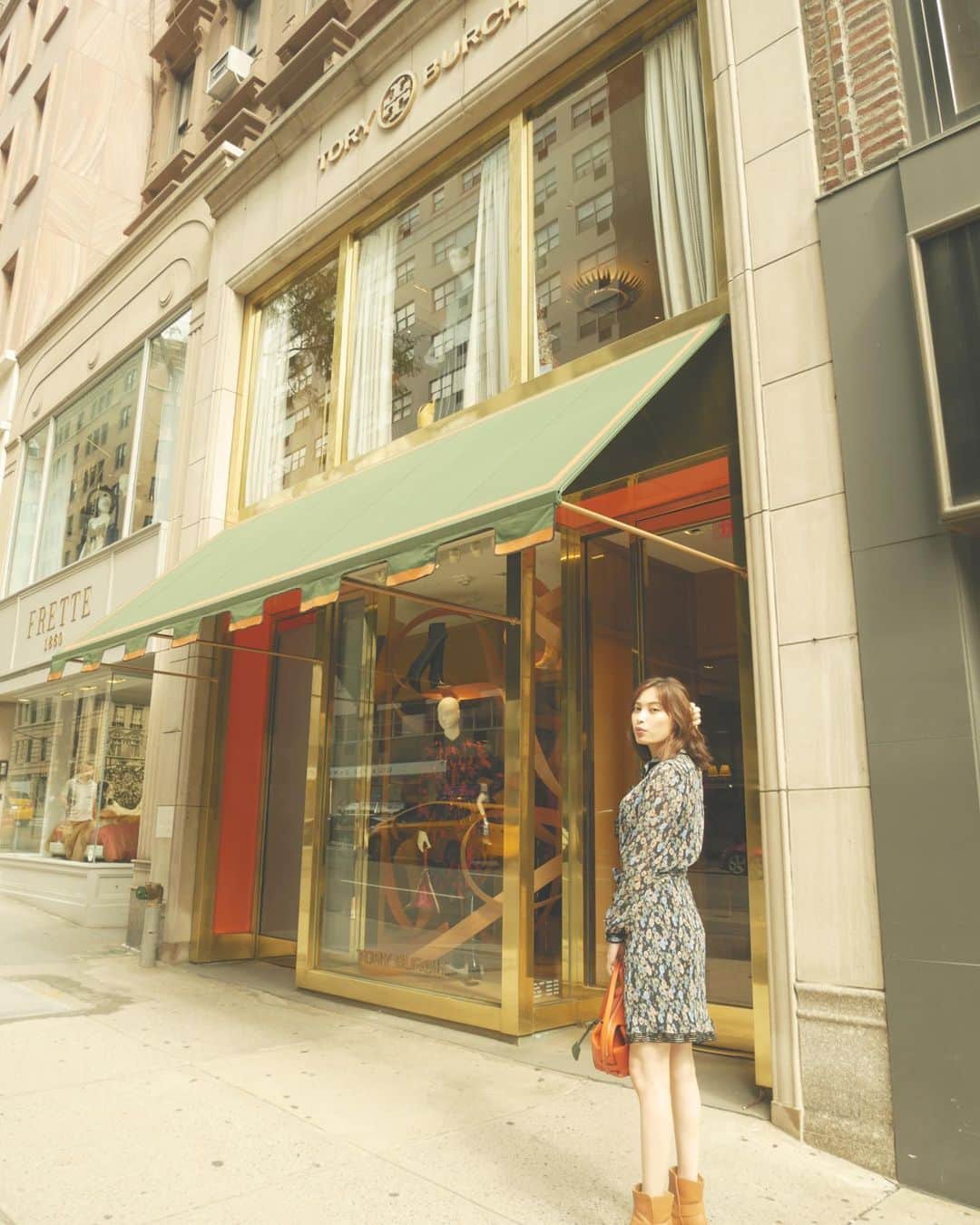 大政絢さんのインスタグラム写真 - (大政絢Instagram)「@toryburch NY店に 日本にないものもたくさんあり見るのが楽しい…でも写真の顔が本気すぎる笑 お店の中も可愛さとどこか家のような落ち着く場所🌼 旅話少しお付き合い下さい🙏」9月10日 13時23分 - aya_omasa_official