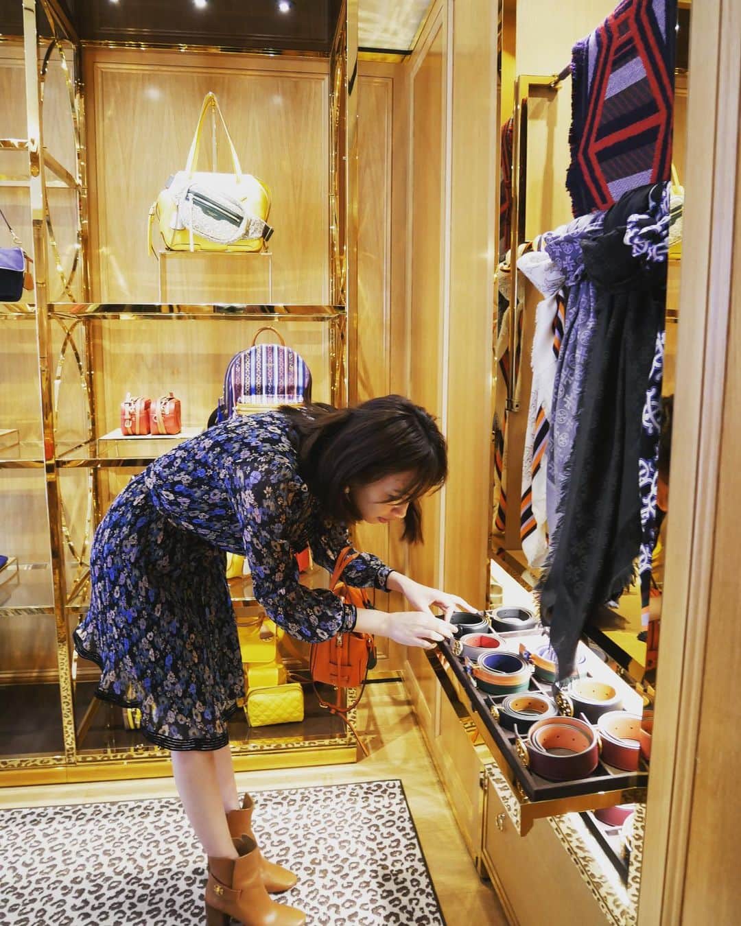 大政絢さんのインスタグラム写真 - (大政絢Instagram)「@toryburch NY店に 日本にないものもたくさんあり見るのが楽しい…でも写真の顔が本気すぎる笑 お店の中も可愛さとどこか家のような落ち着く場所🌼 旅話少しお付き合い下さい🙏」9月10日 13時23分 - aya_omasa_official