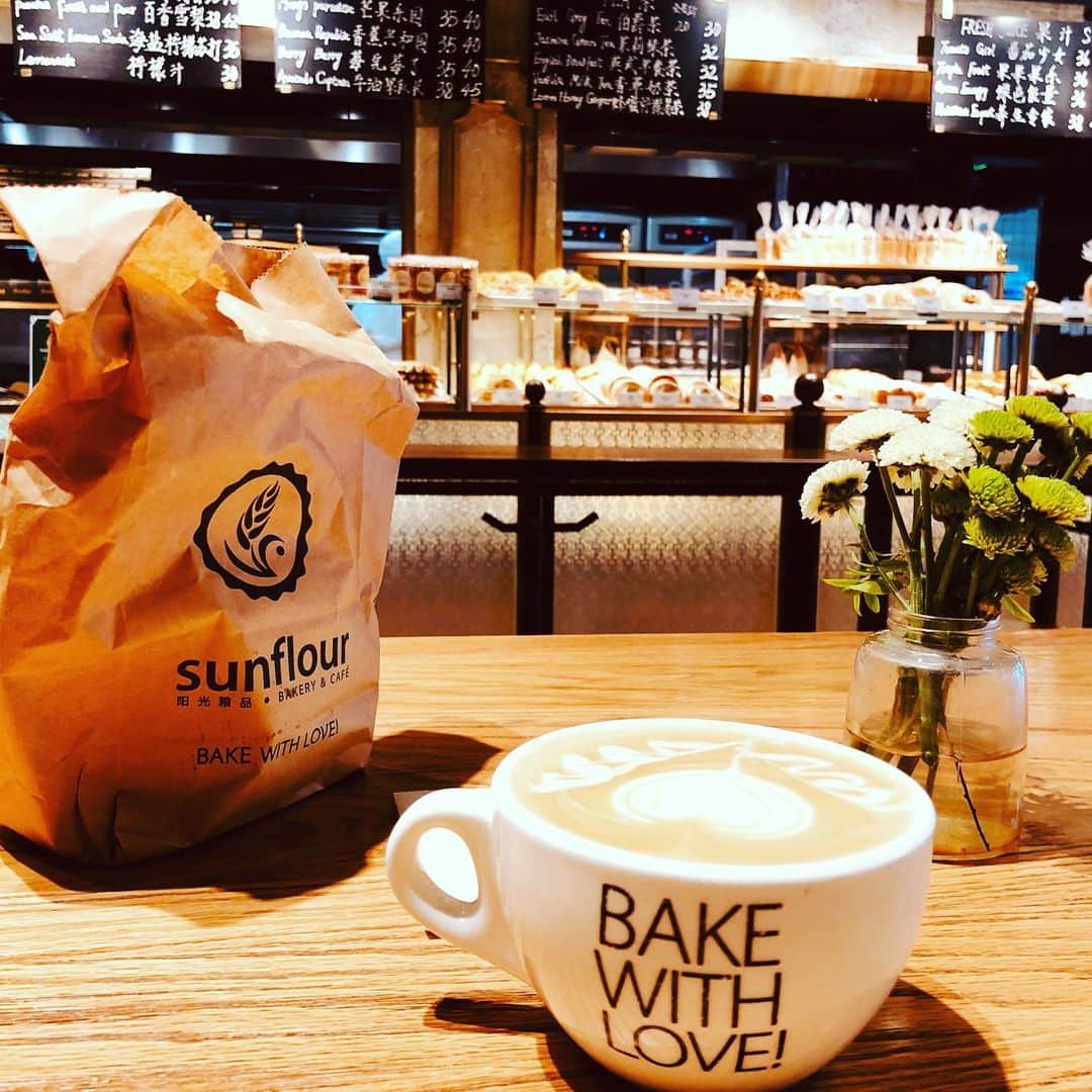 望月衛介さんのインスタグラム写真 - (望月衛介Instagram)「In Shanghai. Beautiful bread!#shanghai #bread #cafe #latte」9月10日 13時36分 - eisukemochizuki