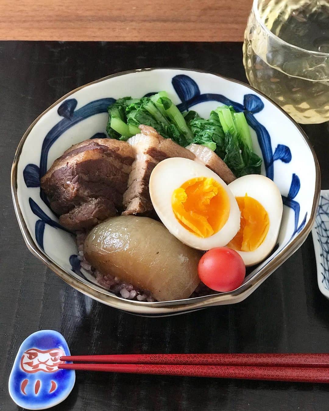 kokochiyoiさんのインスタグラム写真 - (kokochiyoiInstagram)「2019/09/10 火曜日の#お昼ごはん。 赤ワインで煮た#煮豚 に、 一緒に煮たたまねぎ、 煮汁で味付けした煮卵、 大和まな、プチトマト。 お供は黒酢入りミント水。 ✳︎ ✳︎ ✳︎ 2枚目は、同じく煮豚の#お弁当。 #かぼちゃサラダ も入れました。 ✳︎ ✳︎ ✳︎ ちょっと外に出るだけで 汗だく。 午後も激暑です…(˃̵◽︎˂̵;;) 自転車漕いで、 お迎え行ってきまーす!!」9月10日 13時32分 - kokochiyoi