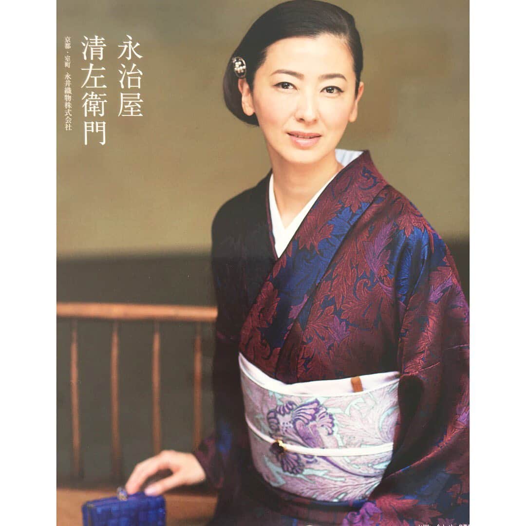 春香さんのインスタグラム写真 - (春香Instagram)「京都 永井織物 2019AW 広告出演しています^_^  季節感漂う広告写真となりました。  重厚感のあるお着物の織の美しさと、お着物から帯、帯締めに繫がる色の濃淡による緩やかなグラデーションの妙に息を呑むほど見惚れます。  ヘアメイクは切れ長のアイラインと、アシンメトリーのヘアスタイルで一見古風ですが今を感じる雰囲気にしていただきました😊  モデルデビュー以来、かれこれ20年近くお着物の撮影にたずさわっています。最初は振り袖でした、若かったので😚 長い間、時代の流れを受け止めながらも伝統受け継いで守っておられる方々の技術の素晴らしさをを実際に肌で感じる事ができ、今改めて幸せに感じています。  それらを素晴らしさを常に目の当たりにし、纏い、撮影する…これらの繰り返しの20年ではありますが、その中で撮影の一瞬で自分に何が出来るか、表現について考え続けた20年でもありました。  これからもカメラの前で自らが纏う雰囲気をモデルとして追求しながらも、楽しんでいけたらなと思います😊  #きもの  #kimono #kimonostyle  #永井織物 #着物 #着物ヘア  #着物ヘアスタイル #きものコーディネート  #kimonodress  #キモノ  #写真 #model #モデル #haruka #春香」9月10日 13時41分 - haruka__official