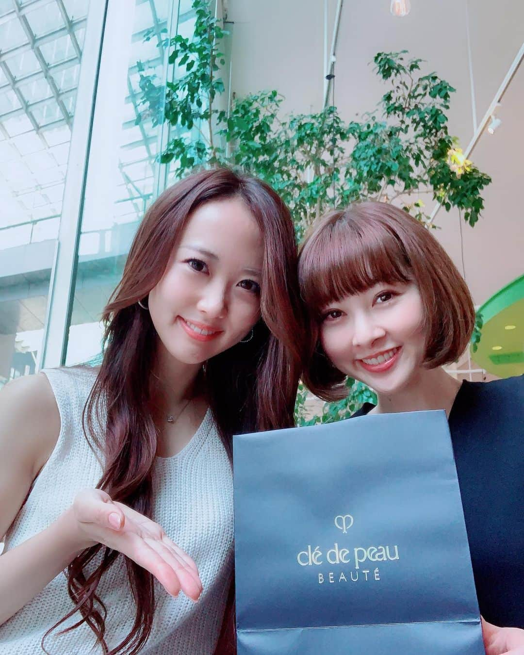 相沢礼子さんのインスタグラム写真 - (相沢礼子Instagram)「ゆうちゃん @chuuuuuyuu と #ランチ まさかの #誕生日プレゼント 頂いちゃいました。 ゆうちゃんありがとう😭♡ ゆうちゃんのロングヘアステキ過ぎて半分お借りして写真撮って貰いました笑笑  髪の毛長くしたくなりました笑笑  #チャヤマクロビ のランチもご馳走さまでした☺️ 美味しかったです💕  #instagood #photooftheday  #fashion #beautiful #happy #cute #followme #fun #me #japan #love  #セントフォース #フリーアナウンサー #ミス日本 #相沢礼子 #ありがとう #ootd」9月10日 13時45分 - reikoaizawa828